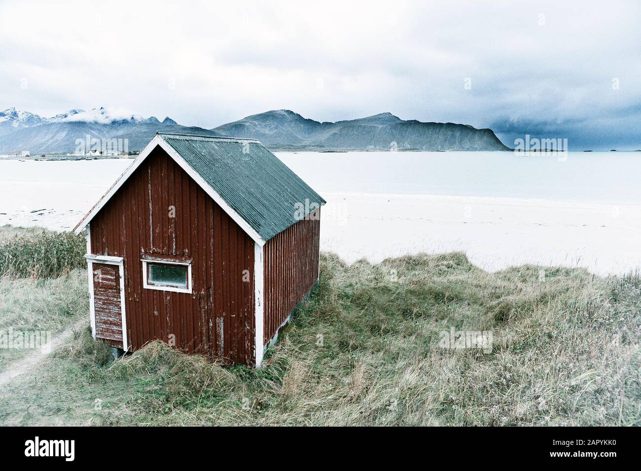 Isole Lofoten, tradizionale in legno rosso del pescatore hut Foto Stock