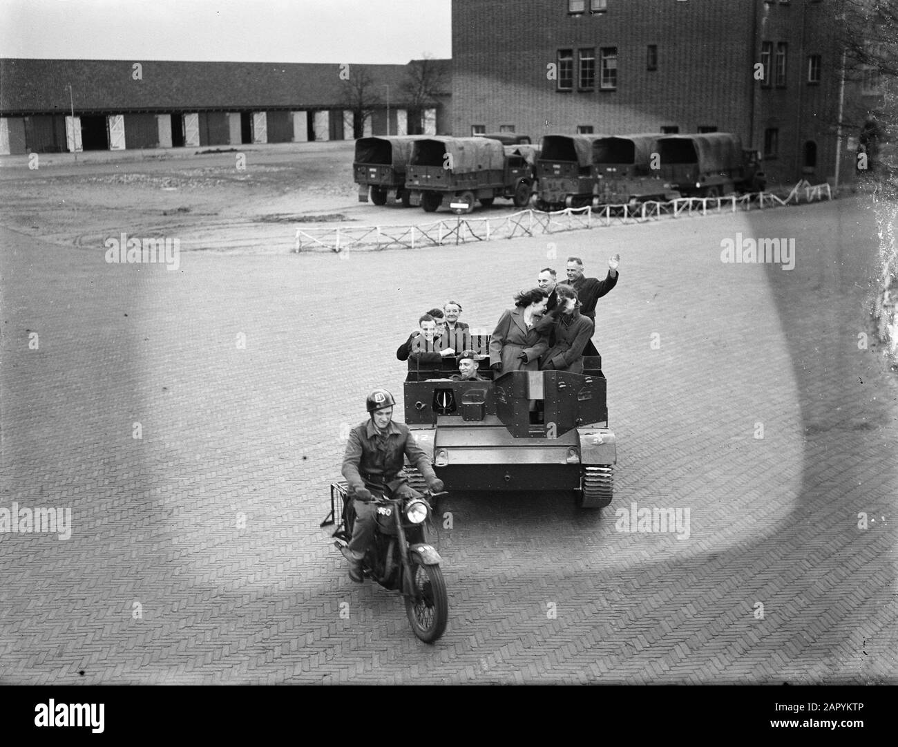 Parental Day in caserma a Vught (Tank), vedere 26634 ecc. Data: 1 aprile 1948 luogo: Noord-Brabant, Vught Parole Chiave: Caserme, carri armati Foto Stock