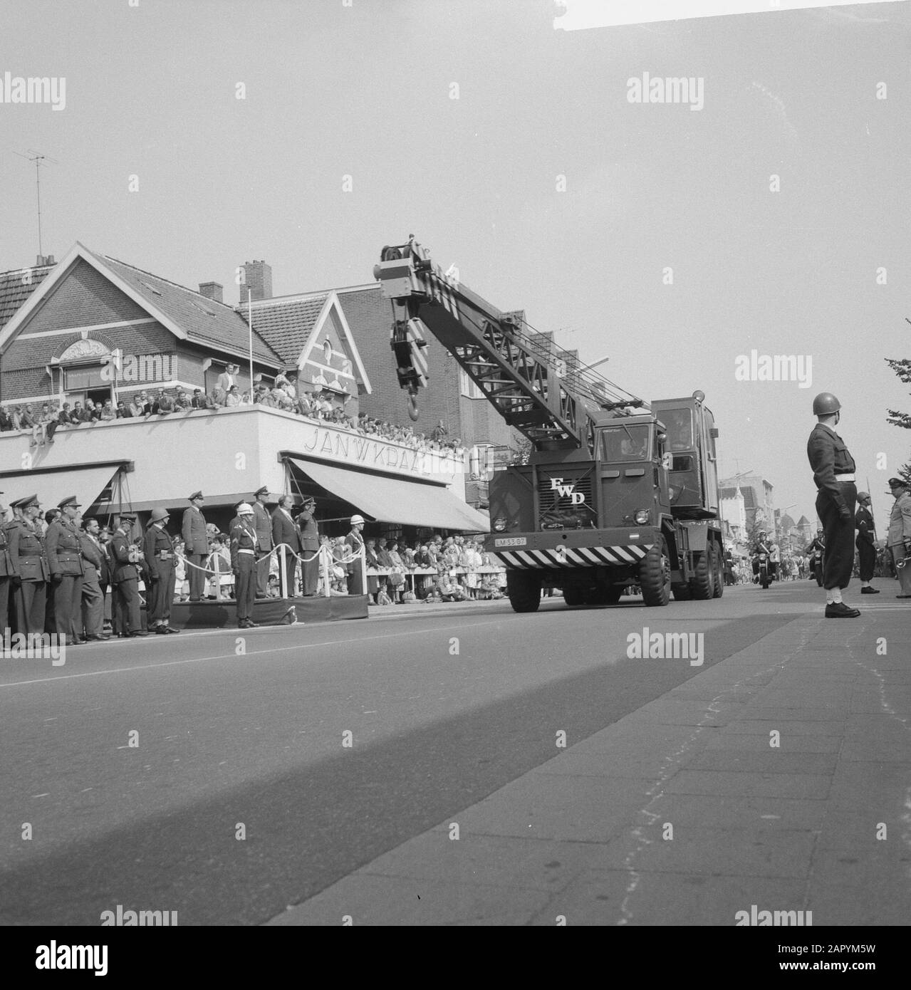 Parade t.g.v. 10 anni anniversario della difesa aerea di comando a Zeist, camion grande gru Data: 9 settembre 1960 Località: Utrecht, Zeist Parole Chiave: Parades Foto Stock