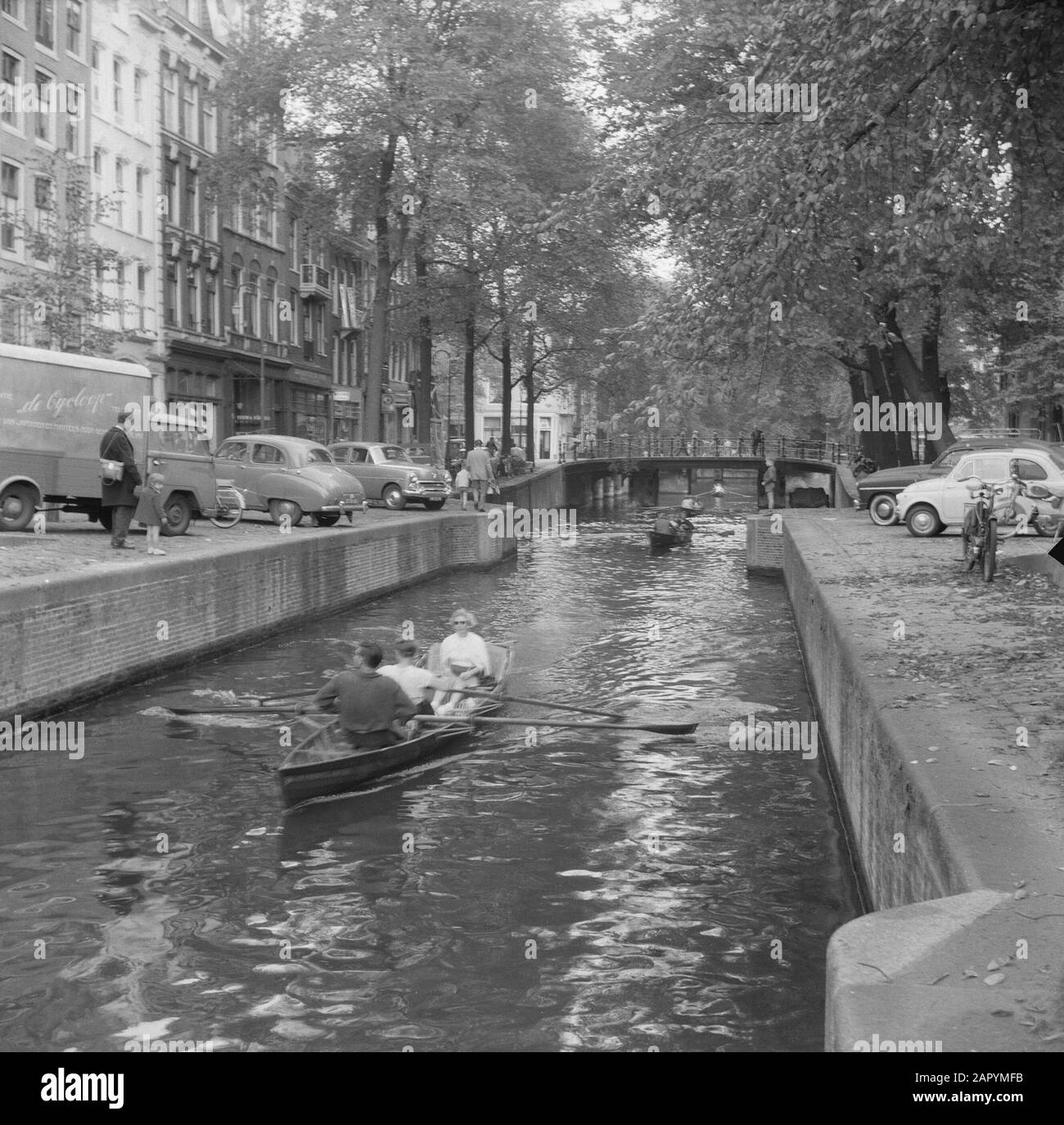 Canal tour ad Amsterdam Data: 24 settembre 1960 Località: Amsterdam, Noord-Holland Parole Chiave: Canal tours Foto Stock