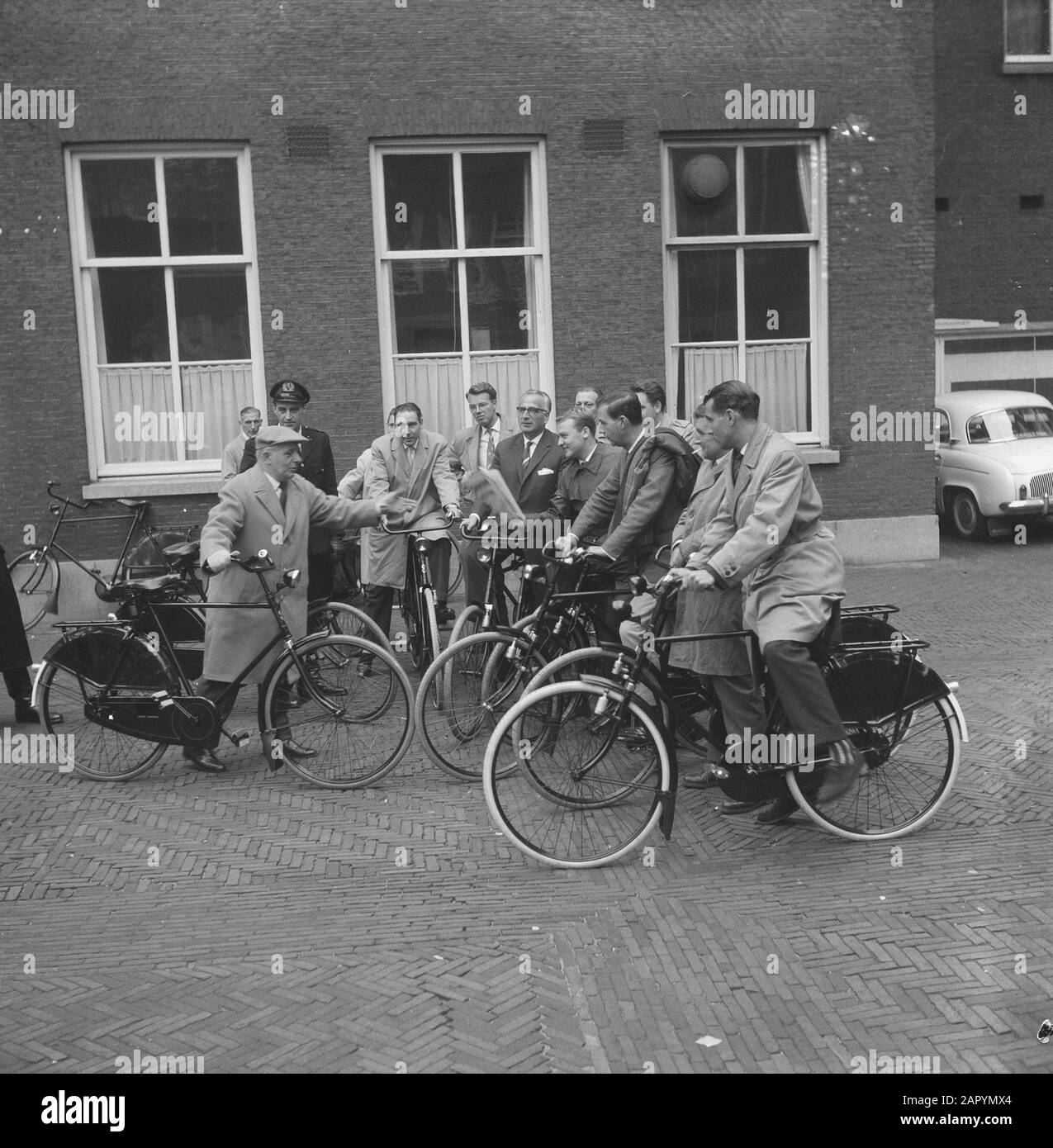 Ciclismo stampa conferenze su Leidsestraatroute per ciclisti Data: 3 ottobre 1960 Località: Amsterdam, Noord-Holland Parole Chiave: Regali, ciclisti Foto Stock