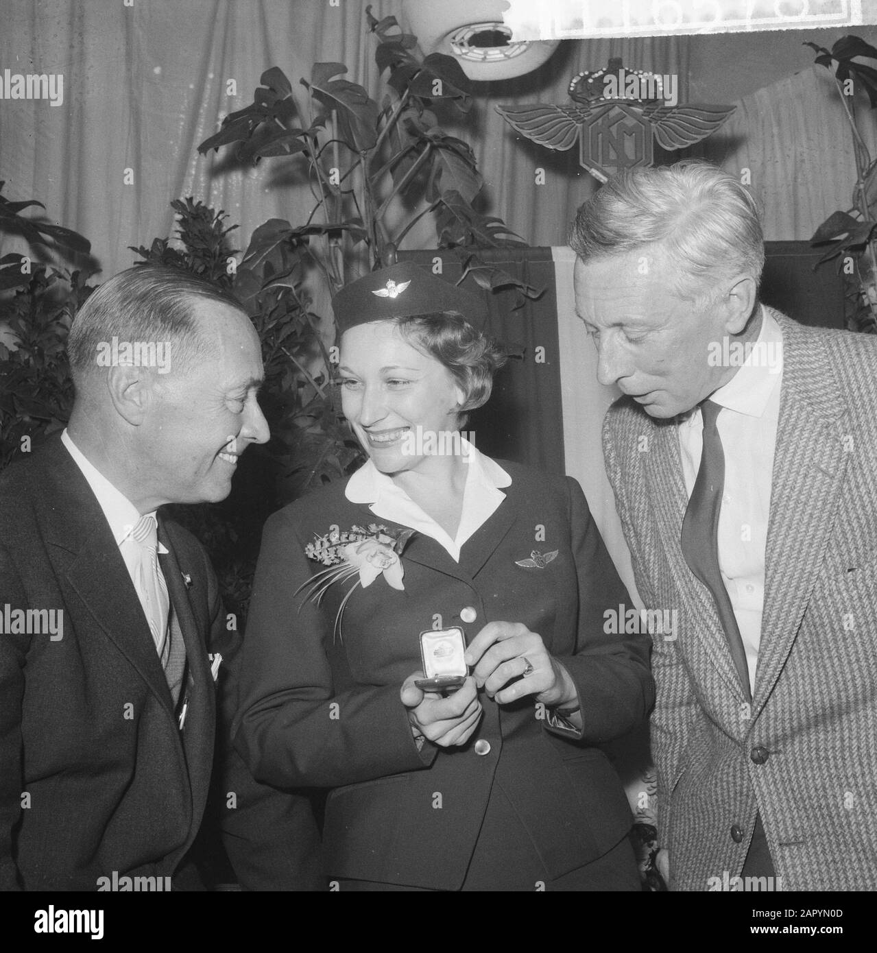 Premi il distintivo del tempo di volo di J.A. Il guaritore di amministrazione di E.A. Viruly v.l.n.r. J.A. Guardiano, hostess E.A. Viruly e suo padre ex capitano A. Viruly Data: 7 ottobre 1960 Parole Chiave: Aerei, premi, piloti, assistenti di volo Nome personale: Aler, J.A., Viruly, Adriaan, Viruly, E.A. Foto Stock