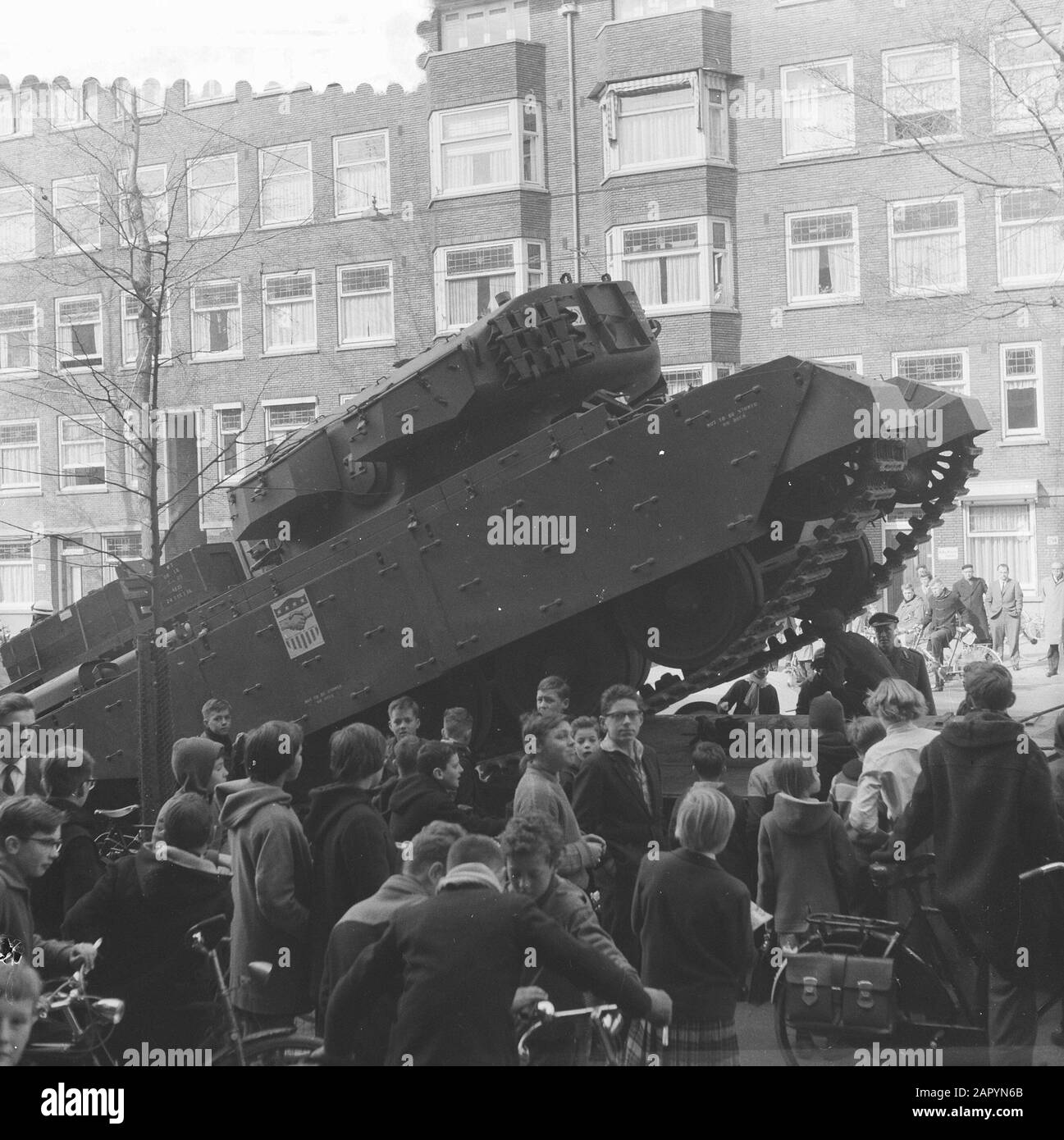 Tank on the Stadionweg van semitrailer Data: 23 marzo 1960 Parole Chiave: Tanks Foto Stock