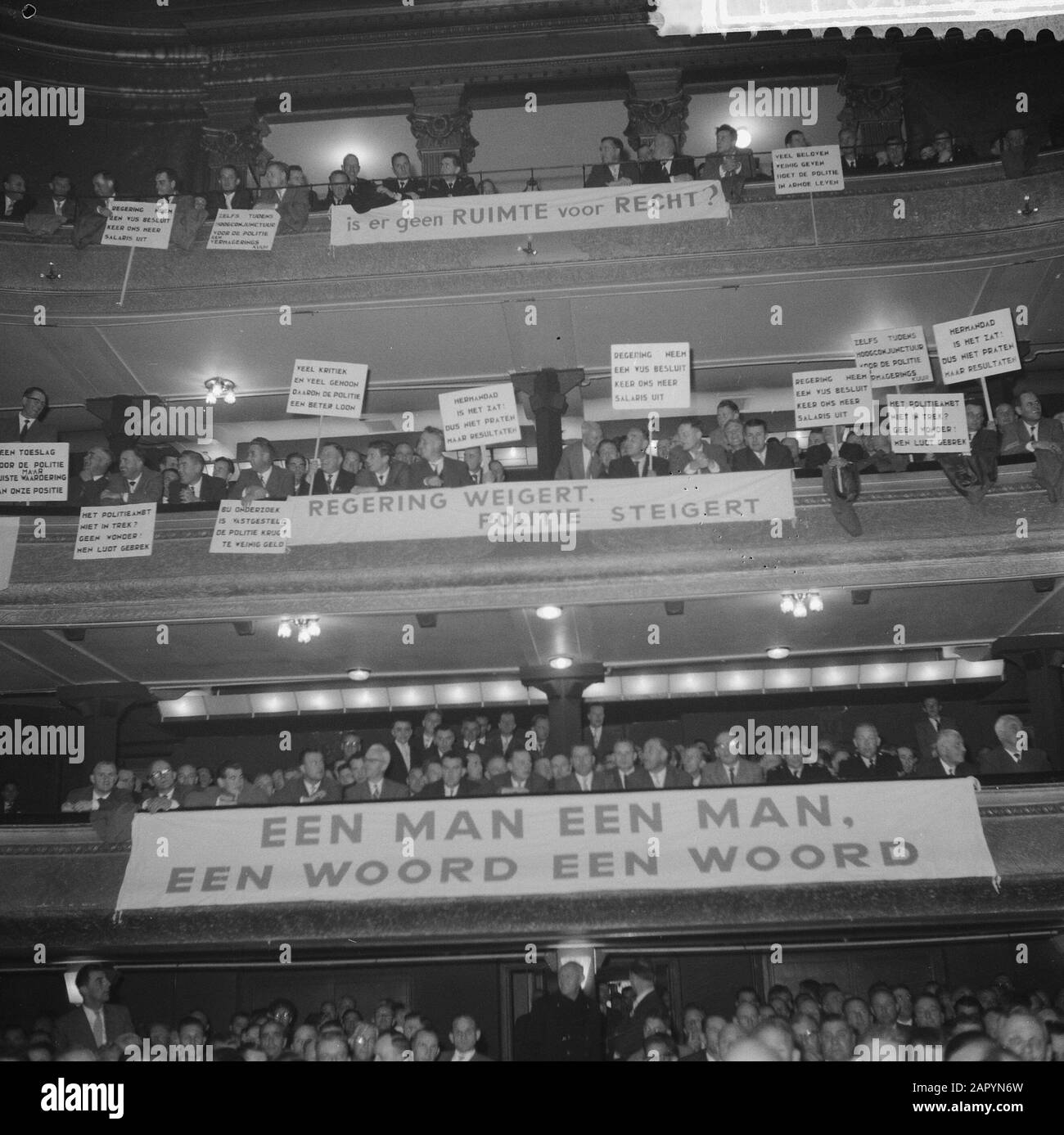 Incontro di protesta da parte di ufficiali di polizia contro la politica salariale nel governo dell'Aia, grande sala sospesa con striscioni Data: 21 ottobre 1960 Località: L'Aia, Zuid-Holland Parole Chiave: Incontri di protesta, PANCHANDS Foto Stock