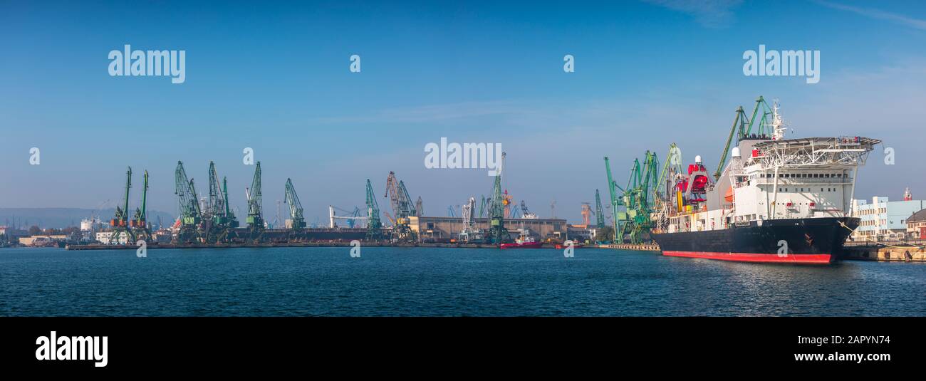 Nave da carico con i contenitori sul porto. Porto di Mare Varna, Bulgaria. Foto Stock