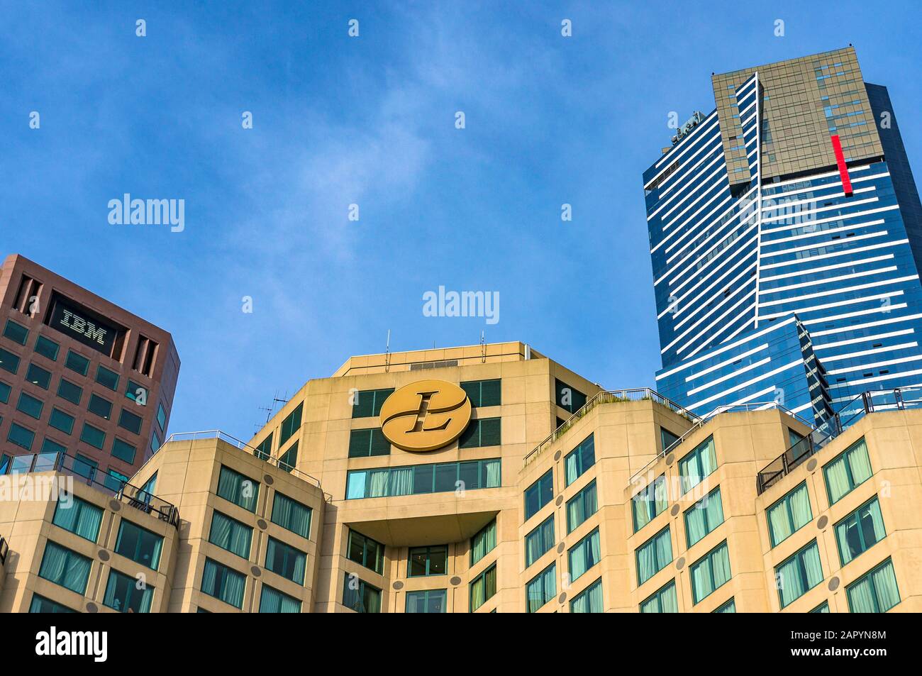 Melbourne, Australia - 17 aprile 2017: Facciata dell'hotel Langham con torre Eureka sullo sfondo Foto Stock
