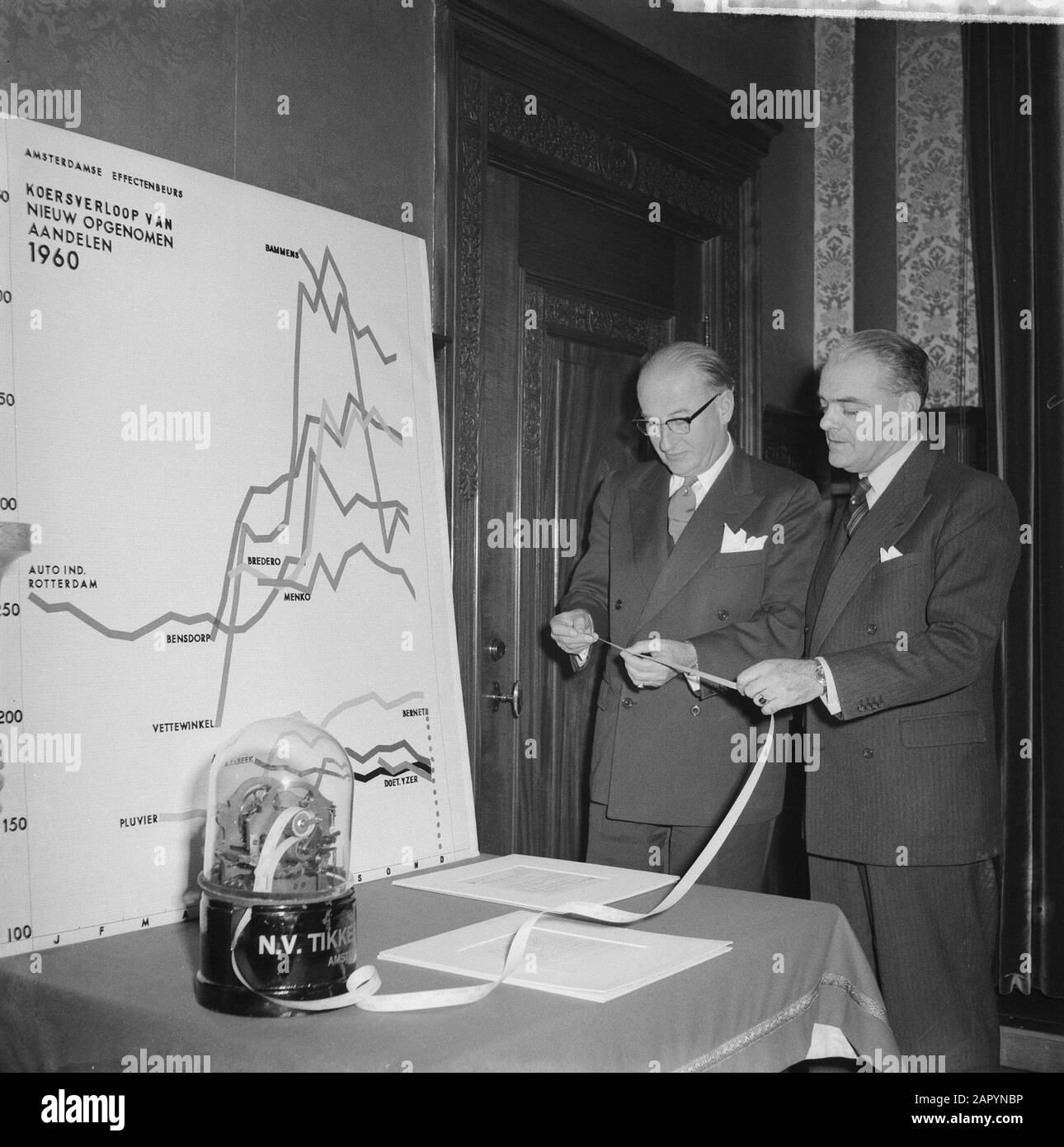 Cessione Associazione delle azioni commerciali di titoli Bernet in Borsa Data: 14 dicembre 1960 Parole Chiave: Azioni, assegnazioni Nome personale: Bernet Nome istituzionale: Associazione di negoziazione di azioni Foto Stock