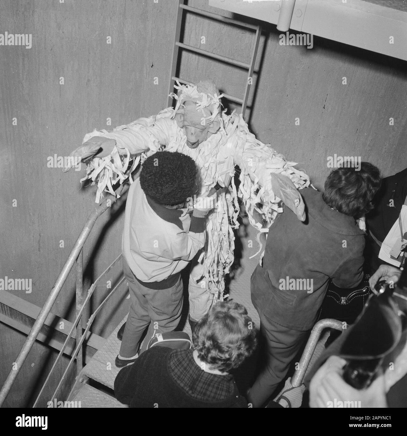 Cessione Vrije Volk: Snowman In Euromast Data: 8 Dicembre 1960 Località: Rotterdam, Zuid-Holland Parole Chiave: Snowmen Nome Istituto: Euromast, Vrije Volk Foto Stock