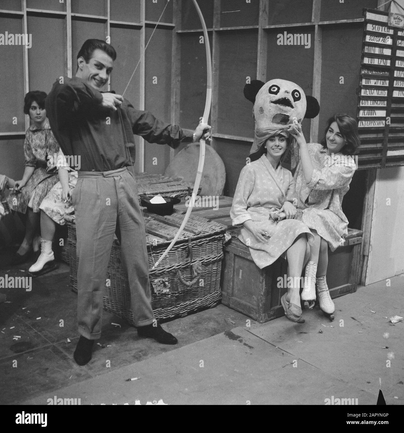 Assegnazioni Vrije Volk, Holiday on Ice, registrazioni negli spogliatoi Data: 14 dicembre 1960 Parole Chiave: CHATCH camere, REGISTRAZIONE, assegnazioni Nome istituto: Holiday On Ice, Vrije Volk Foto Stock