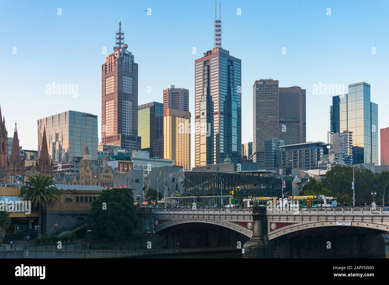 Melbourne, Australia - 18 aprile 2017: Il panorama urbano del quartiere centrale degli affari di Melbourne con lo storico Princes Bridge in primo piano Foto Stock