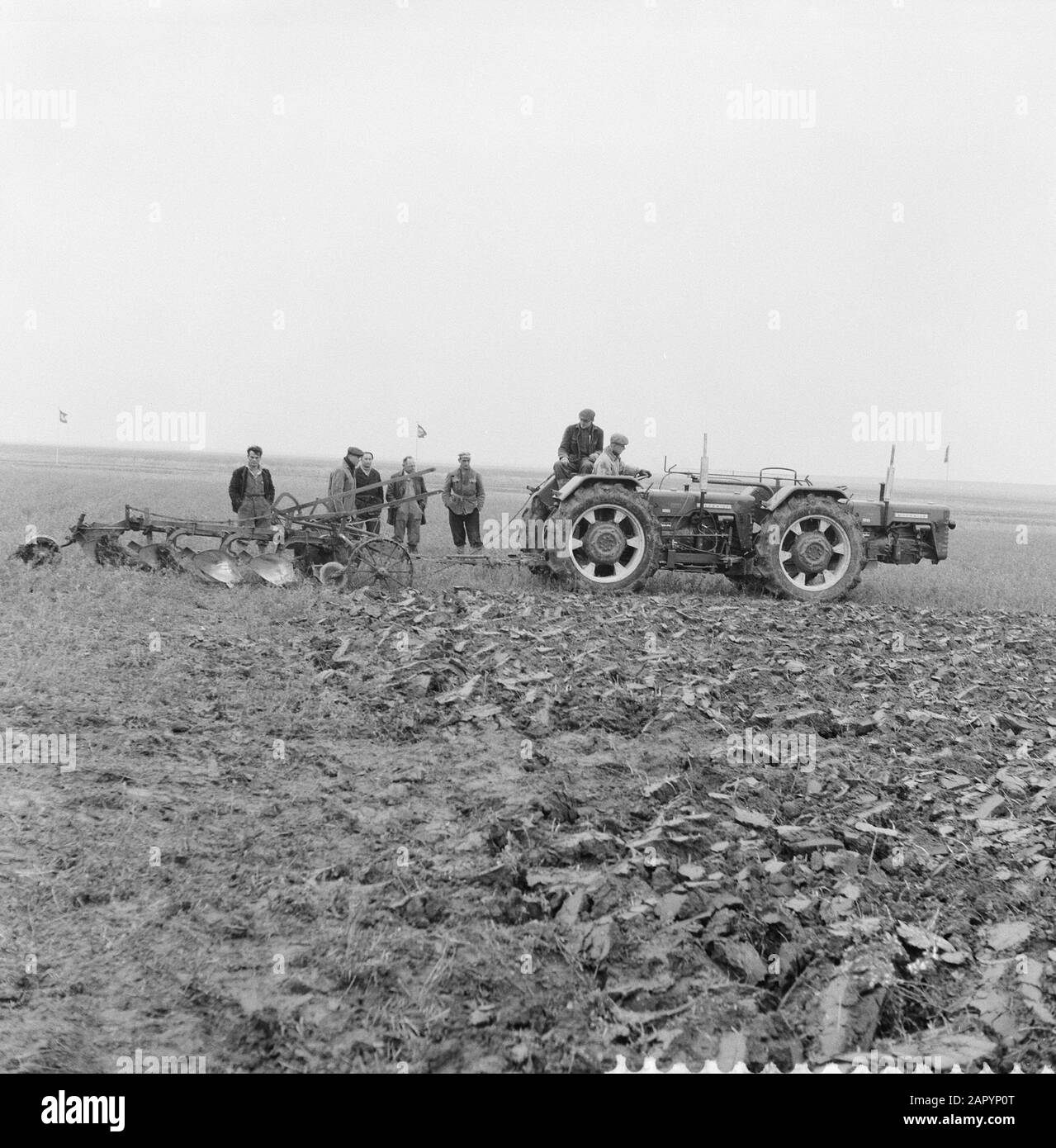 Nazionale partite di squadra nel Wilhelminapolder at Goes A. H. Steenbergen da Klaaswaal in azione Data: 9 Novembre 1960 Località: Goes, Klaaswaal Parole Chiave: Azioni, partite di squadra Nome personale: A. H. Steenbergen Foto Stock