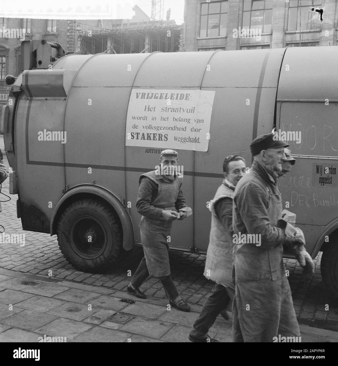 Scioperi in Belgio, immondizia uomini pulire sporco con il permesso della linea di sciopero in data: 9 gennaio 1961 Località: Belgio Parole Chiave: STRKINS, FURENISMEN Foto Stock