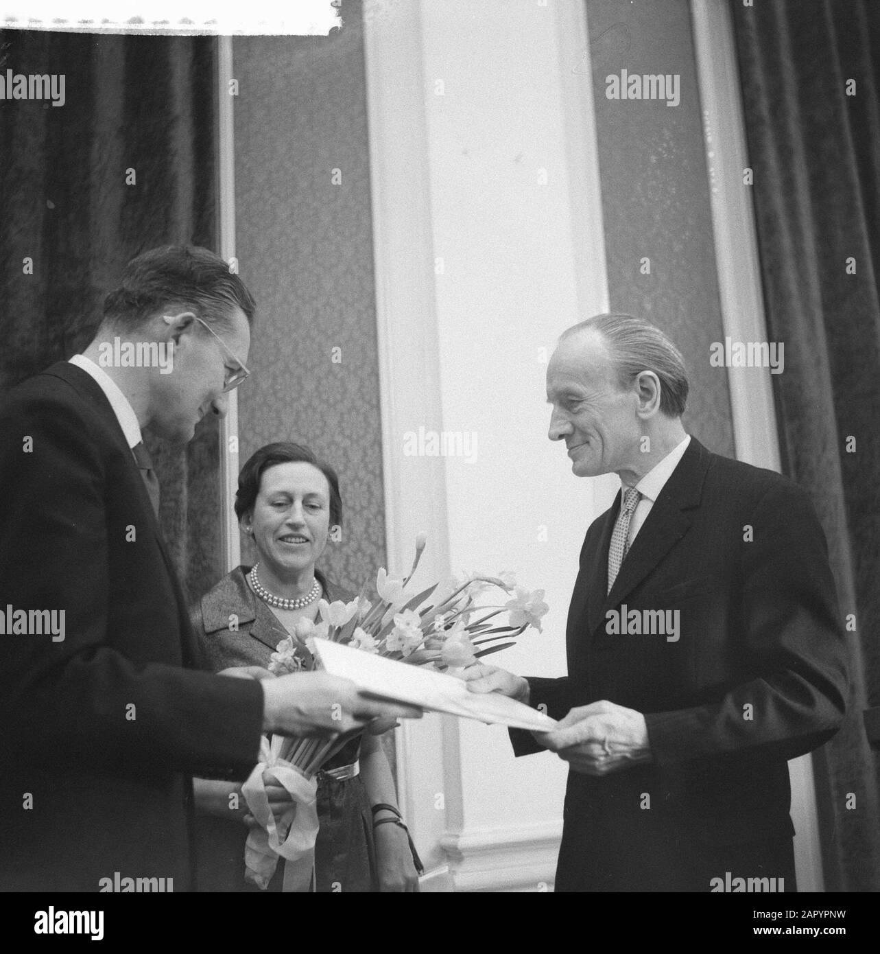Premio M. Nijhoff all'Aia da parte dei Prins Bernhardfonds, v.l.n.r. Presidente Prof. G. J. Wiarda, mej. Gerda Van Woudenberg Data: 26 Gennaio 1961 Luogo: L'Aia, Zuid-Holland Parole Chiave: Premi, Presidenti Nome Dell'Istituzione: Martinus Nijhoffprijs, Prins Bernhard Fonds Foto Stock