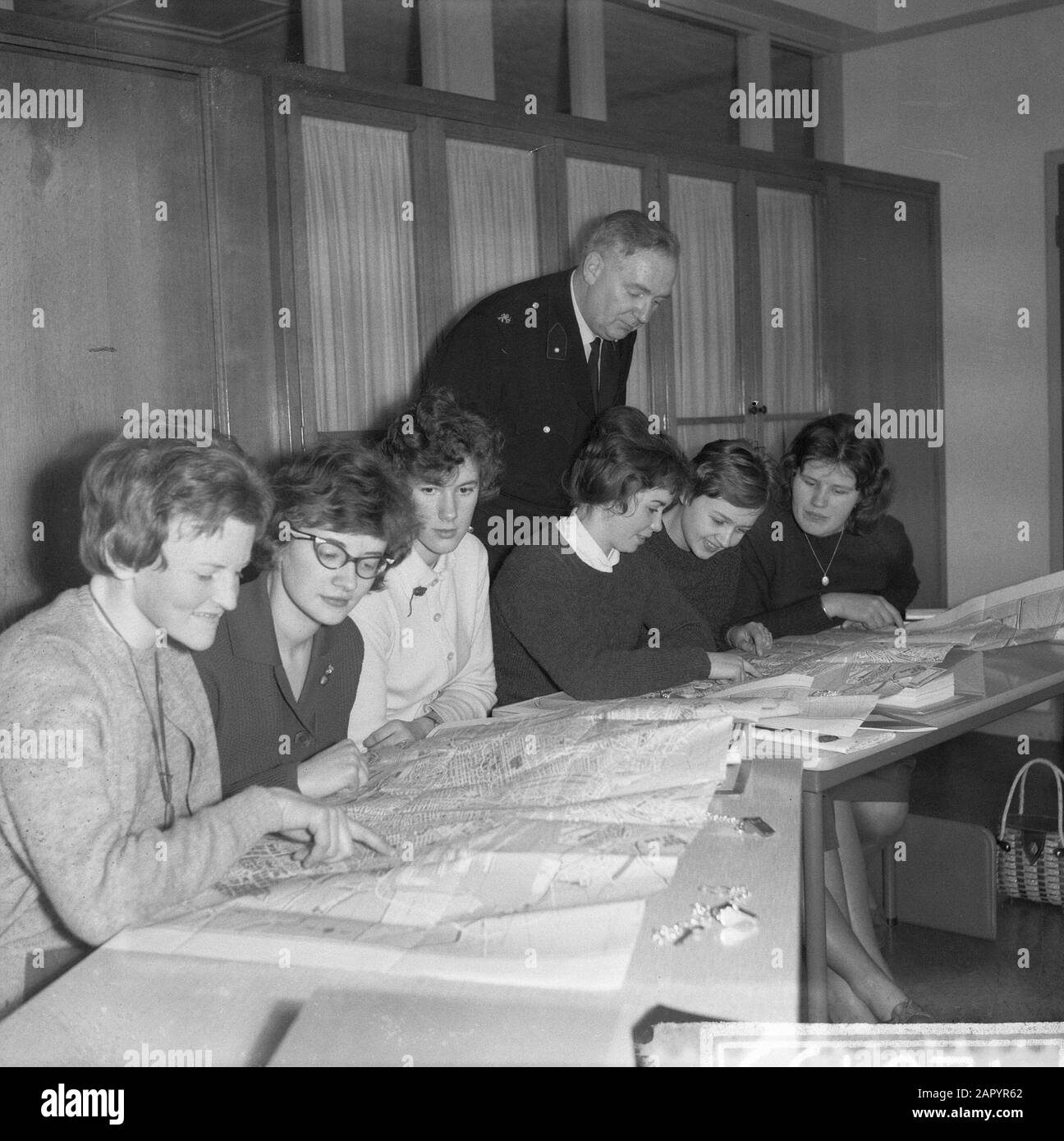 Formazione degli assistenti di traffico alla polizia di Amsterdam giudice H. W. Wesseling durante la lezione Data: 2 febbraio 1961 Parole Chiave: Adiuvanti, assistenti di traffico Nome personale: H. W. Wesseling Foto Stock