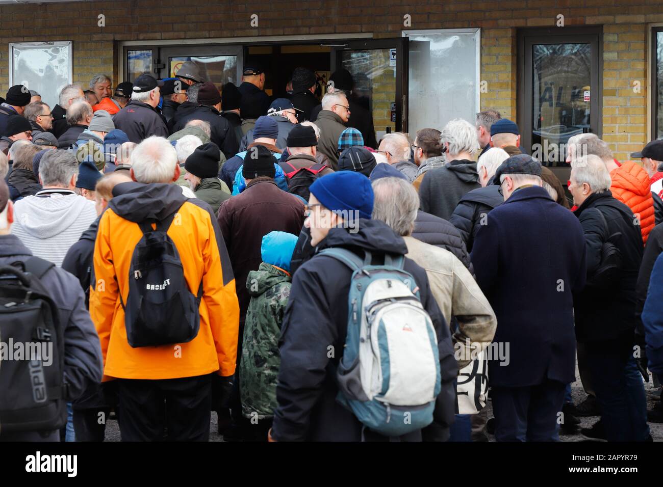 Solna, Svezia - 30 novembre 2019: Una folla entra nell'ingresso dell'evento Solnahallen Hjulmarknaden. Foto Stock