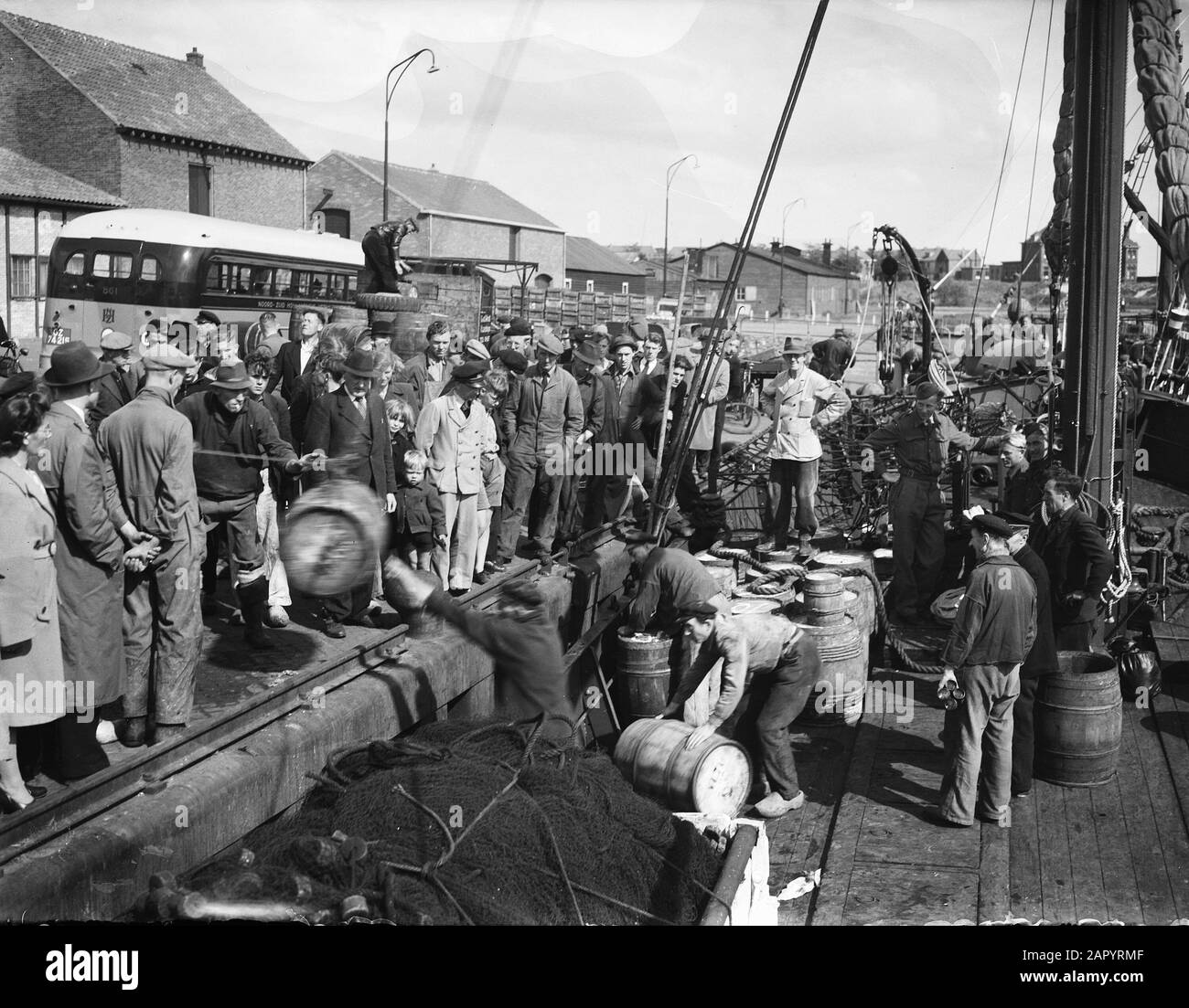 Primo olandese nuovo arriva in IJmuiden Data: 21 Maggio 1948 luogo: IJmuiden Parole Chiave: Arrivi, barche da pesca Foto Stock