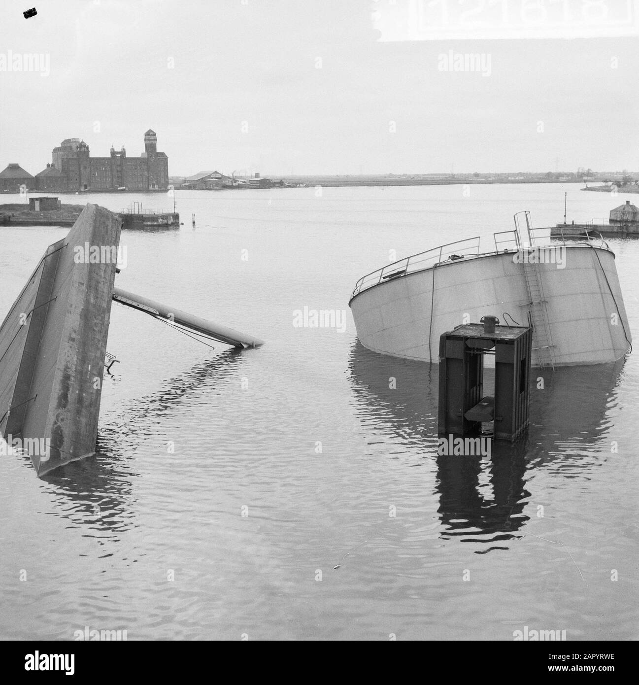 Contenitore galleggiante con serbatoio di petrolio avvolto in porto di petrolio Data: 1 marzo 1961 Foto Stock