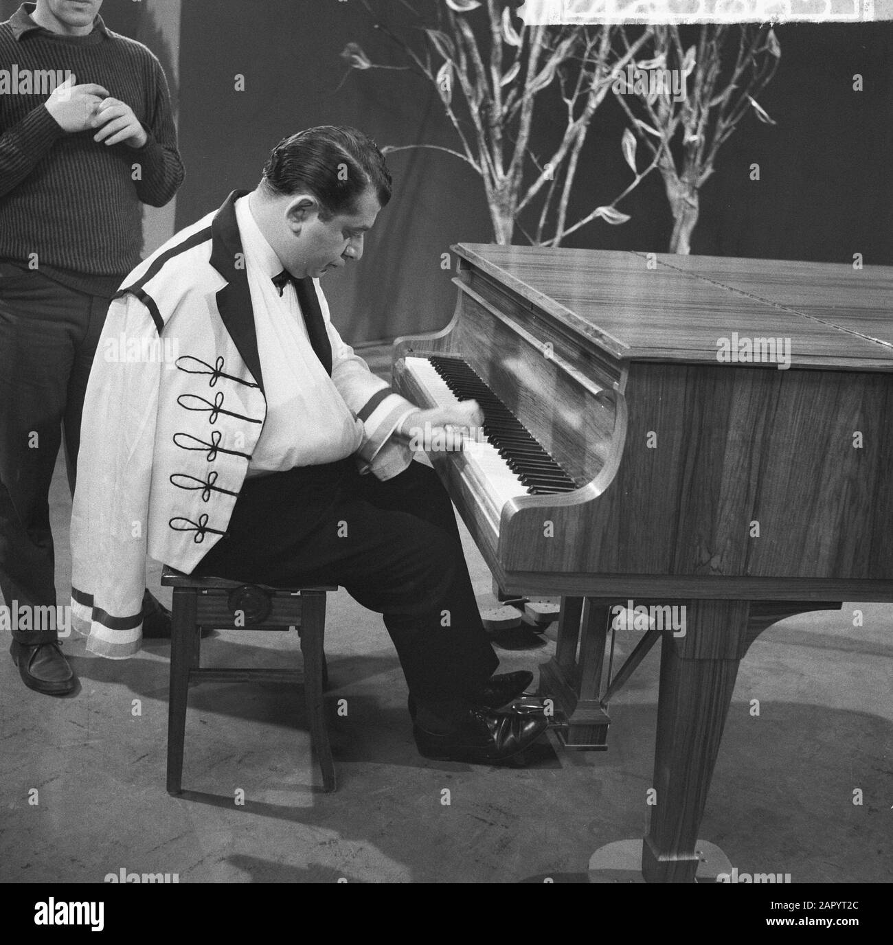 Prove per Marinata di programma. Colea Serban al pianoforte Data: 21 Aprile 1961 Parole Chiave: Prove Nome personale: Colea Serban Foto Stock