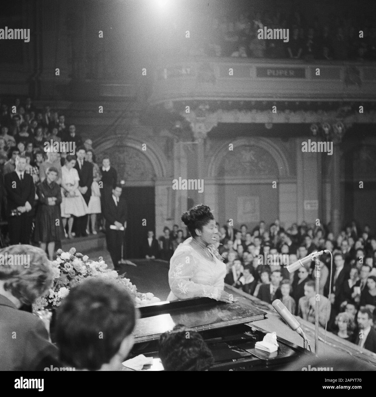 Performance by Mahalia Jackson in Concertgebouw Data: 23 aprile 1961 luogo: Amsterdam, Noord-Holland Parole Chiave: Concerti, gospels, jazz, musica, cantanti Nome personale: Jackson Mahalia Nome istituzionale: Concertgebouw Foto Stock