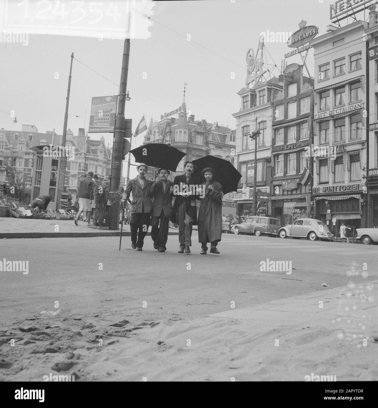 Bambini sulla menta durante il giorno della Regina Data: 1 maggio 1961 Parole Chiave: Bambini, queen-day Nome utente: Mint Foto Stock