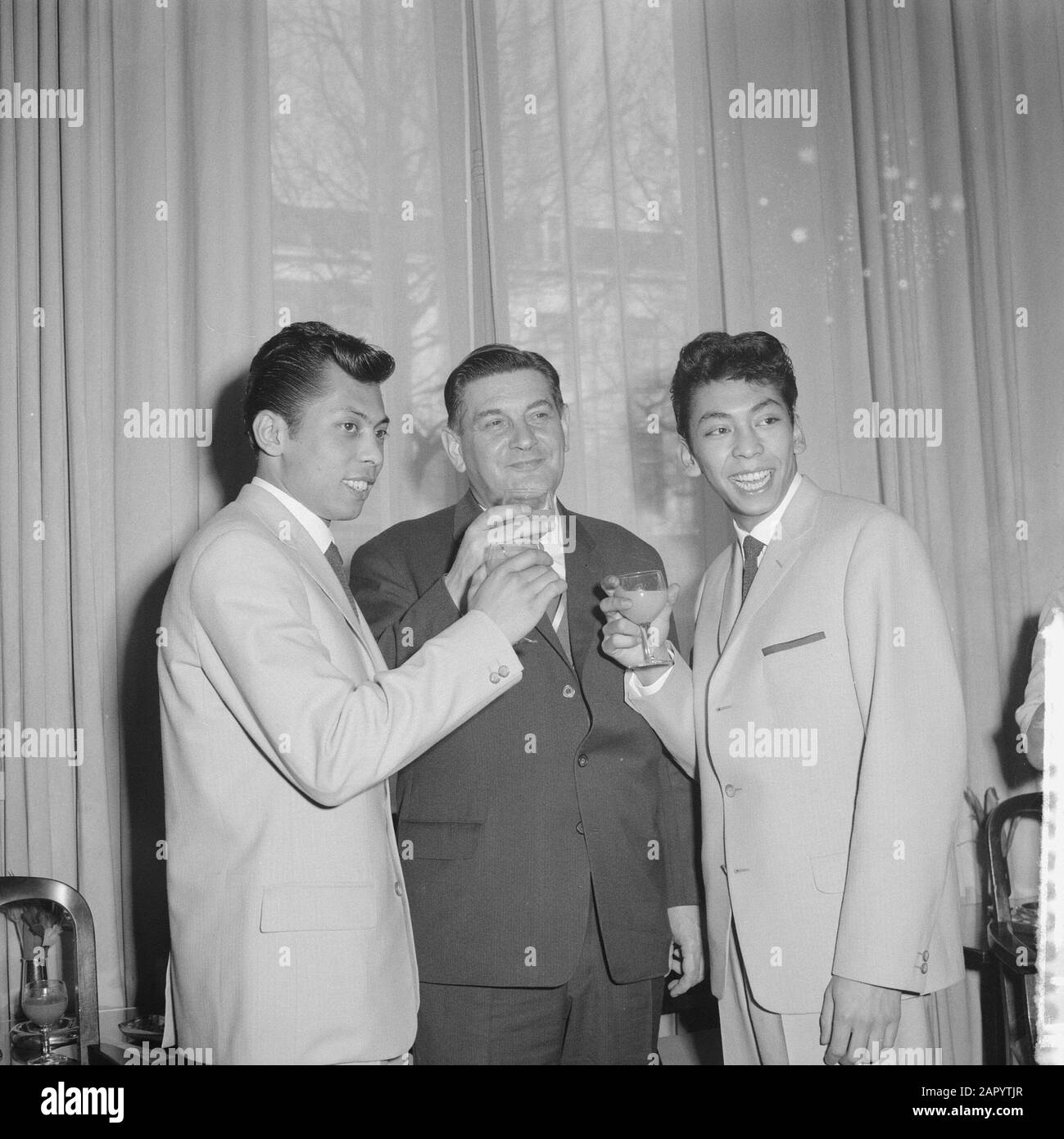 Piatto di platino con diamanti ai diamanti blu. Jack Bullerman e i Blue Diamonds Data: 14 marzo 1961 Parole Chiave: Premi, Platinum Plates Nome dell'istituto: Blue Diamonds Foto Stock