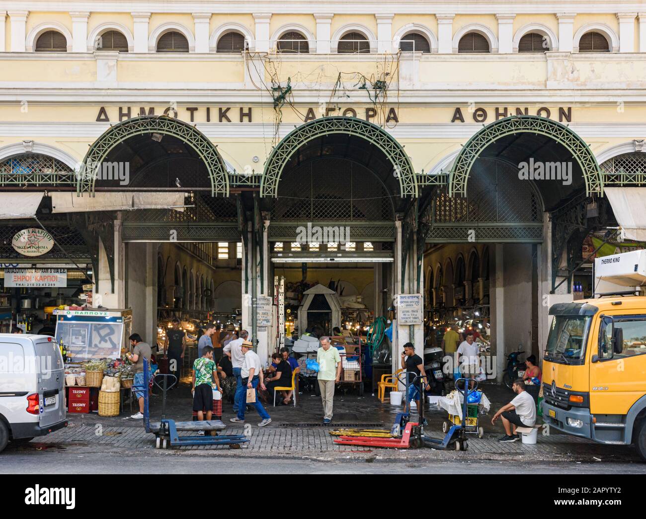 Il sole di mattina presto raggi sopra il mercato centrale occupato di Atene, la St di Athinas, Atene, Grecia Foto Stock