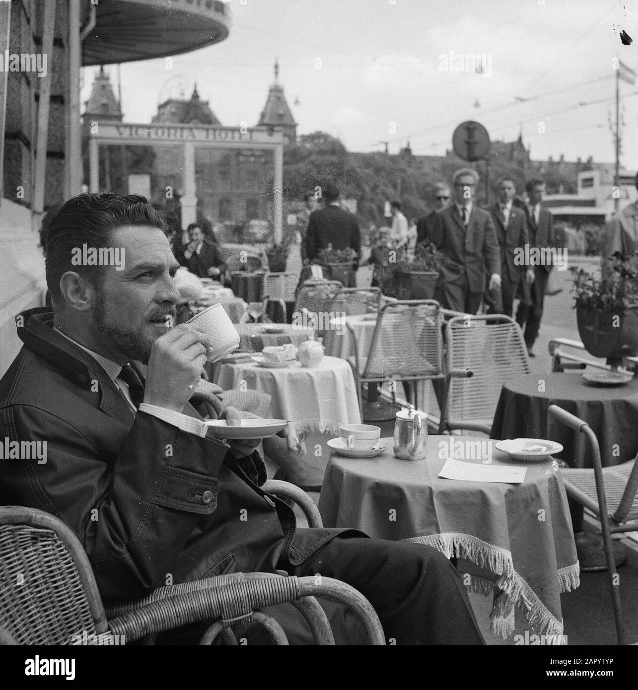 WIM Ibo op terras Data: 20 maggio 1961 Parole Chiave: Terraces Nome Della Persona: IBO, Wim Foto Stock