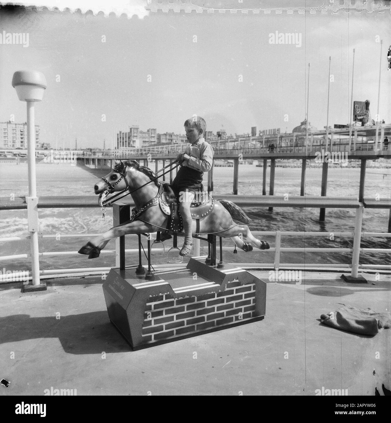 Serie sul nuovo Pier a Scheveningen. Cavallo elettrico dondolo Data: 18 maggio 1961 Località: Scheveningen, Zuid-Holland Nome personale: Pier Foto Stock