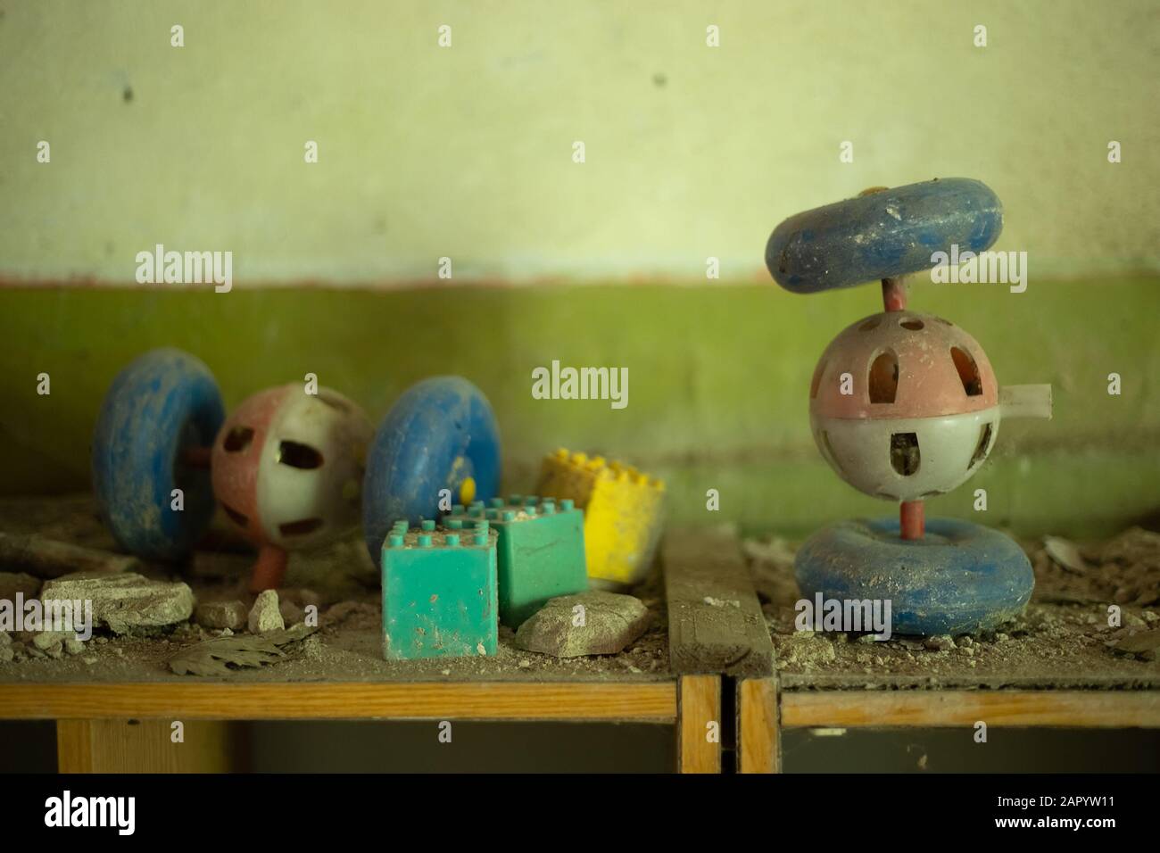 Chernobyl, Ucraina, 20 Maggio 2019. Vecchi giocattoli in asilo abbandonato Foto Stock