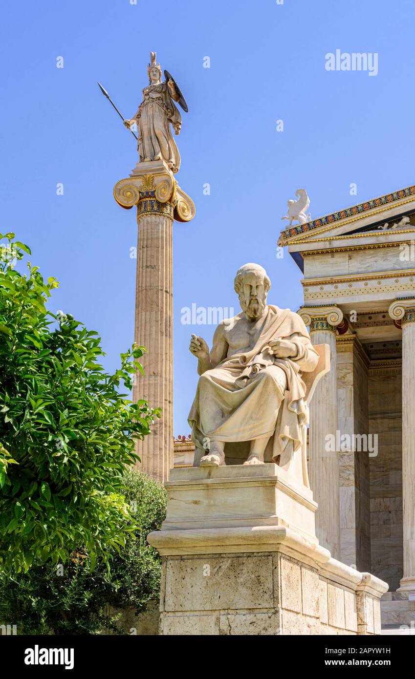 La scultura di Platone sovrastata da una statua di Atena, su uno dei pilastri di entrambi i lati dell'Accademia di Atene, Atene, Grecia Foto Stock