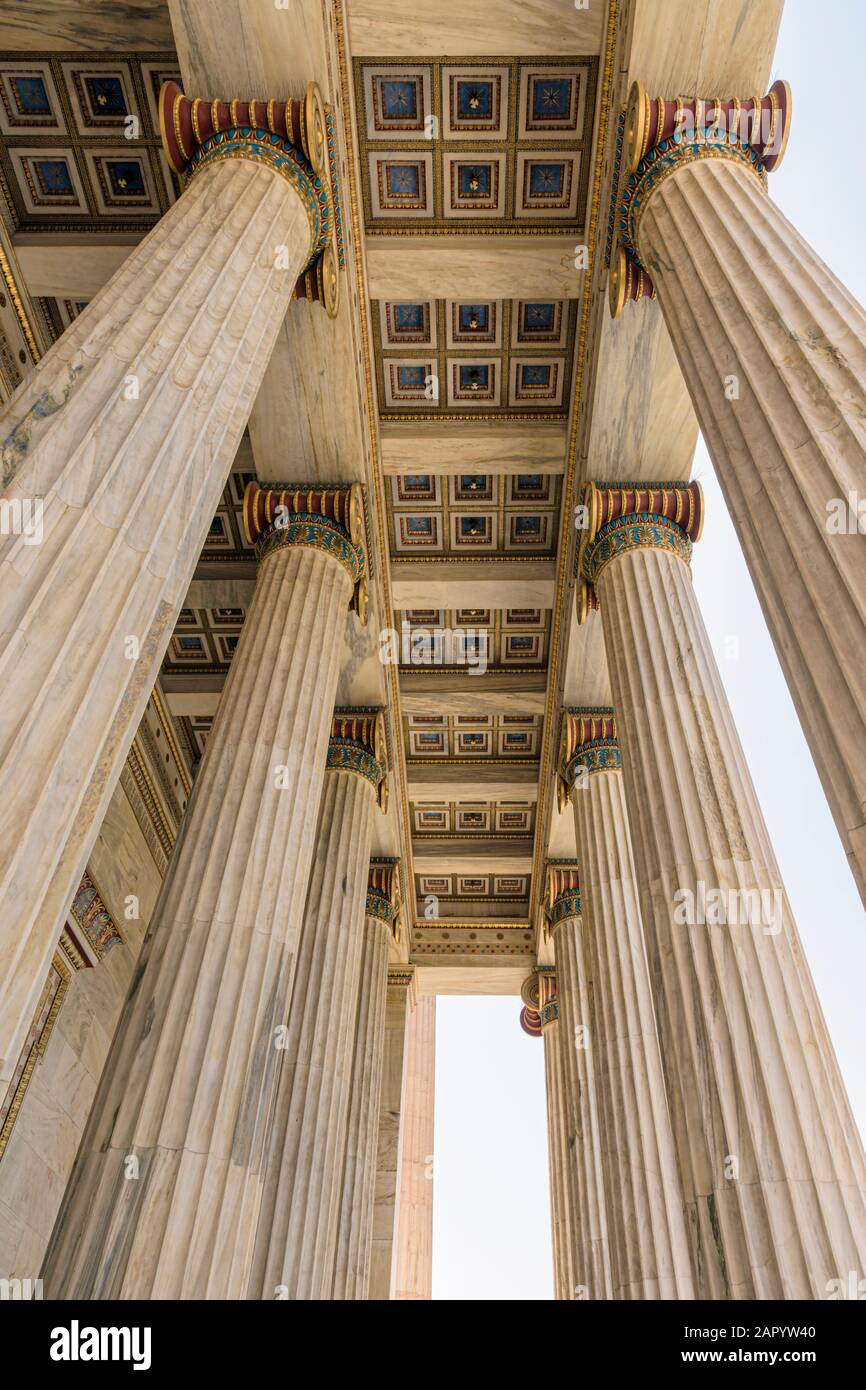 Guardando il tetto del portico e il dettaglio delle colonne all'Accademia di Atene parte della trilogia neoclassica di Atene, Grecia Foto Stock