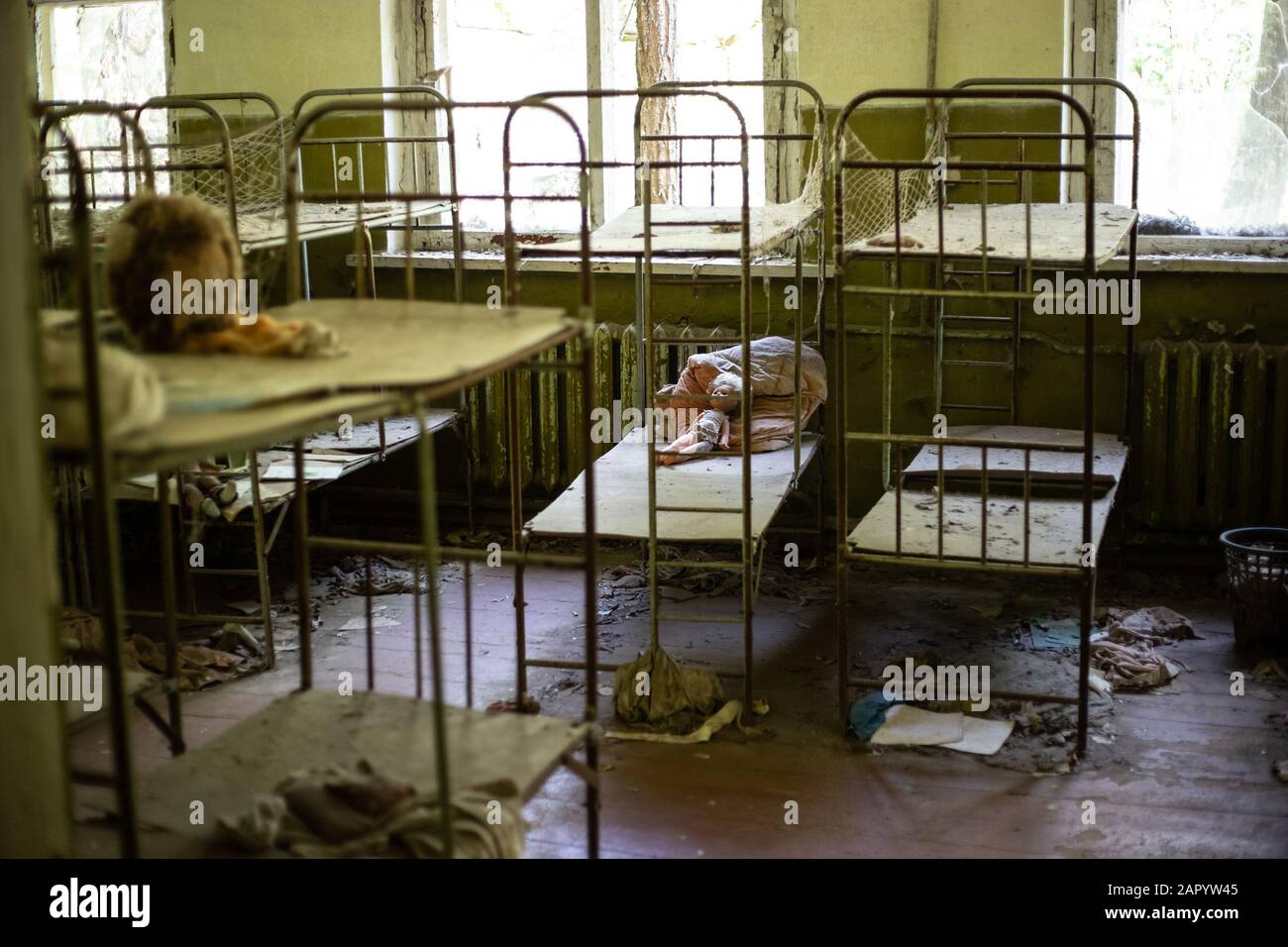 Chernobyl, Ucraina, 20 Maggio 2019. Camera da letto in asilo abbandonato Foto Stock