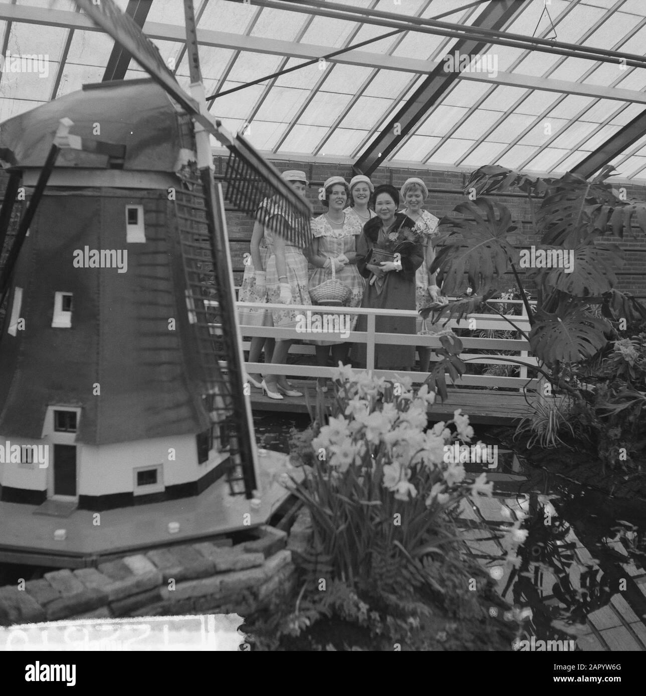 Apertura di Linneaushof da parte dell'ambasciatore della Thailandia. Durante il tour Data: 28 marzo 1961 Parole Chiave: Aperture, ambasciatori, tour Nome dell'istituzione: Linnaeushof Foto Stock