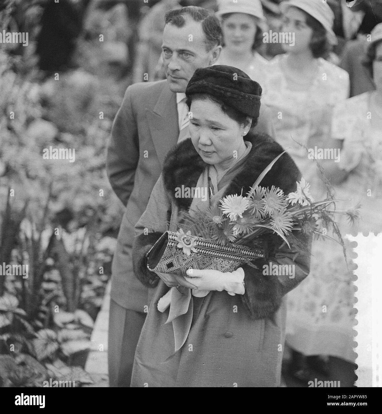 Apertura di Linneaushof da parte dell'ambasciatore della Thailandia. L'ambasciatore e sua moglie Data: 28 marzo 1961 Parole Chiave: Aperture, ambasciatori, donne Nome dell'istituzione: Linnaeushof Foto Stock