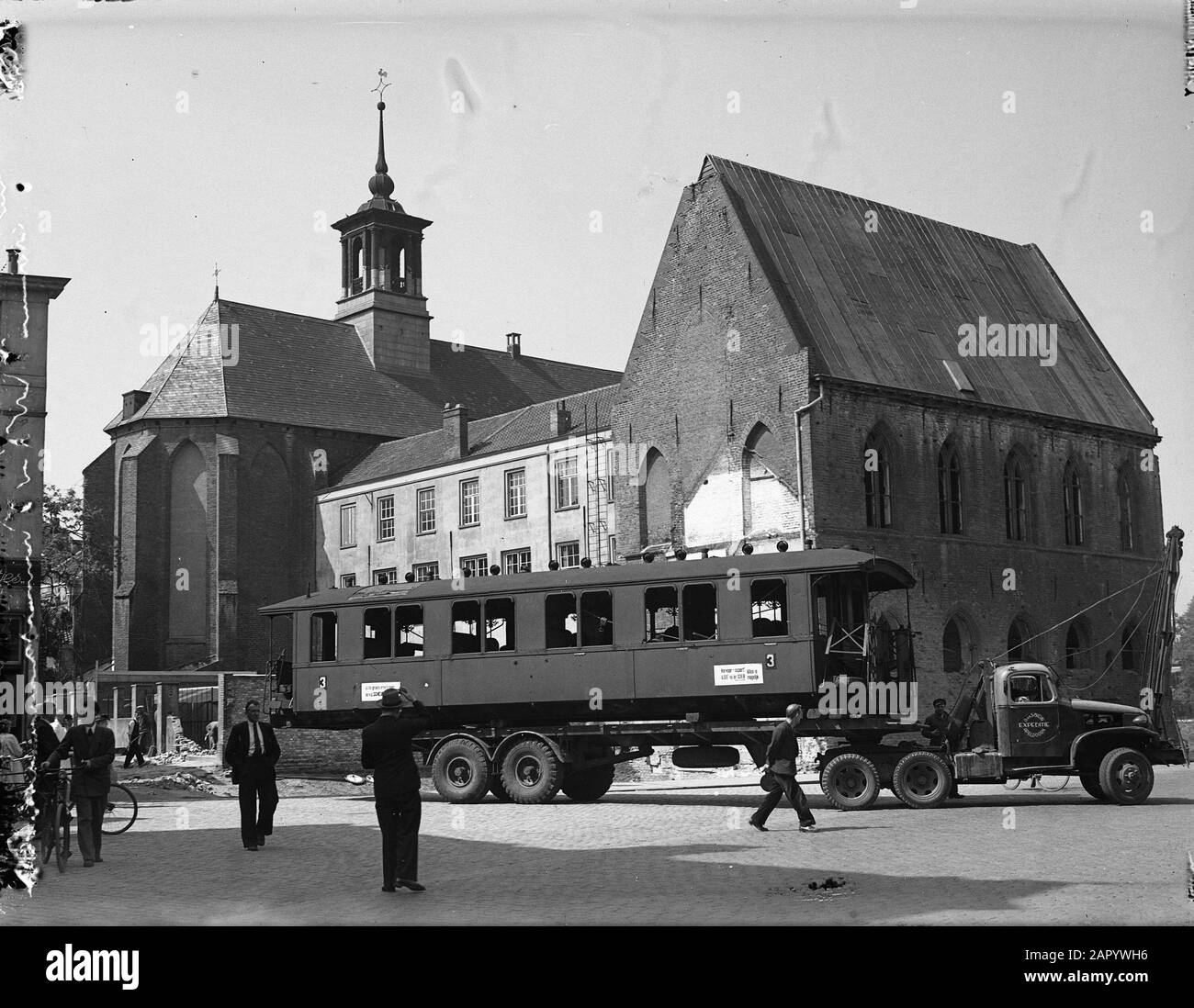 Vagone ferroviario come casa di emergenza a Zutphen Data: 8 Giugno 1948 Località: Gelderland, Zutphen Parole Chiave: Chiese, ferrovie, carri, ricostruzione, alloggio Foto Stock