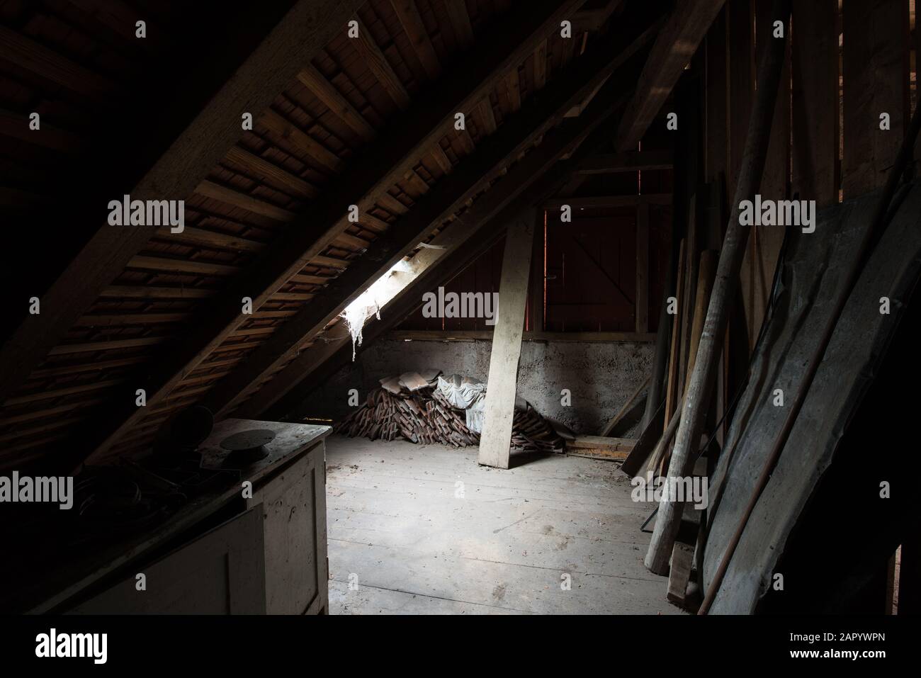 All'interno della soffitta di una vecchia casa con ragnatele. Foto Stock