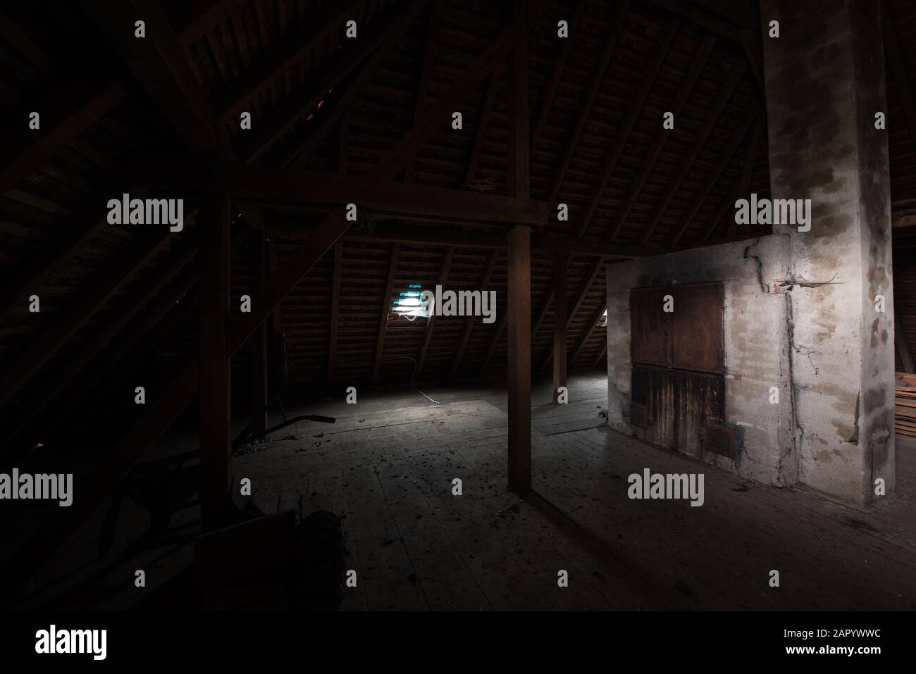 All'interno della soffitta di una vecchia casa con ragnatele. Foto Stock