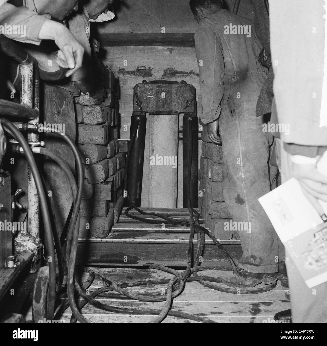 Pile di cemento pulsante sotto la Fiera Data: 14 giugno 1961 Foto Stock