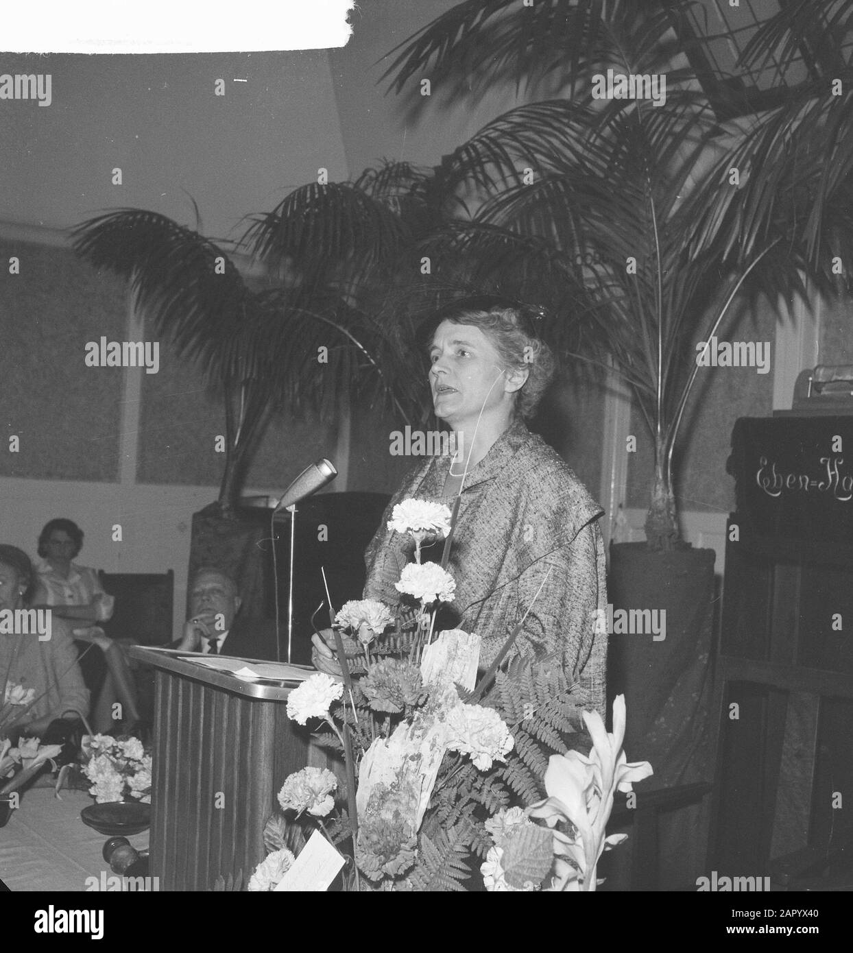 Aprire la casa per i mentalmente interessati. Il Ministro Klompé parla il discorso di apertura Annotazione: Edificio (indirizzo: Charloisse Kerksingel 34) è ora [anno 2011] rifugio per persone con gravi problemi psichiatrici e/o tossicodipendenti Data: 14 giugno 1961 luogo: Rotterdam Parole Chiave: Aperture, discorsi di apertura, case Nome personale: Klompé, Marga Foto Stock