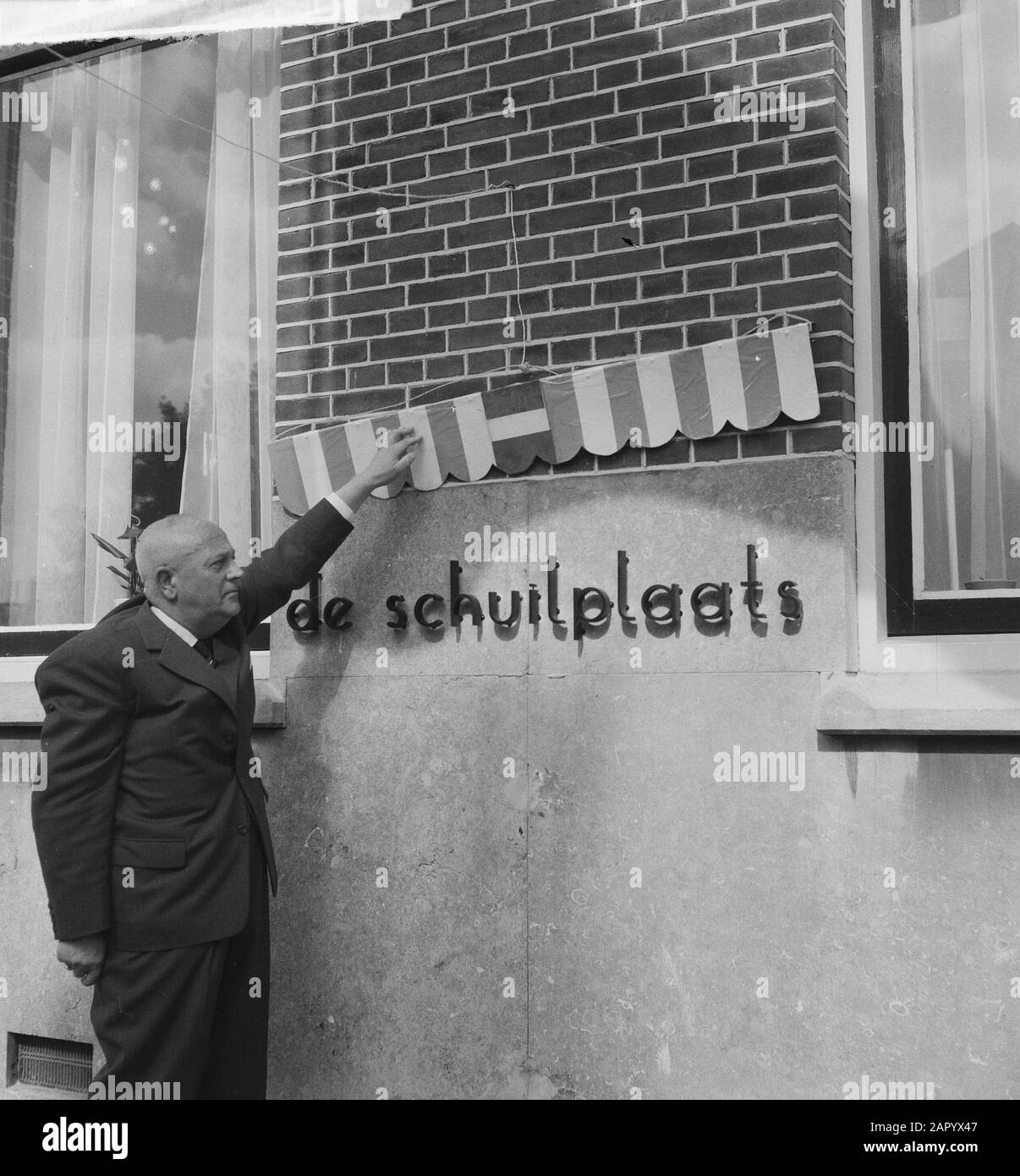 Apertura di casa per i disabili mentali De Huiilplaats a Rotterdam. Uomo a bordo Annotazione: Edificio (indirizzo: Charloisse Kerksingel 34) è ora [anno 2011] riparo per le persone con gravi problemi psichiatrici e/o tossicodipendenti Data: 14 giugno 1961 luogo: Rotterdam Parole Chiave: Sanità, case Foto Stock
