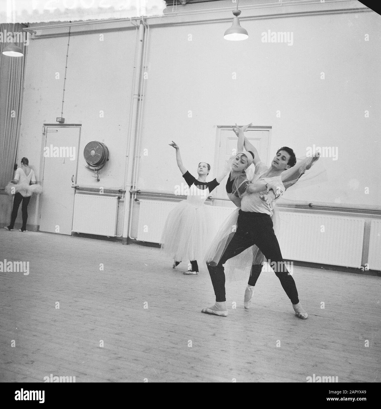 Prova Balletto Olandese. Leonie Kramer e Job Sanders Annotazione: Prove del balletto Etudes di Harald Lander t [prima 15-6-1916 Stadsschouwburg Utrecht] Data: 14 giugno 1961 Parole Chiave: Balletto, danza Nome Della Persona: Kramer, Leonie, Sanders, Job Foto Stock