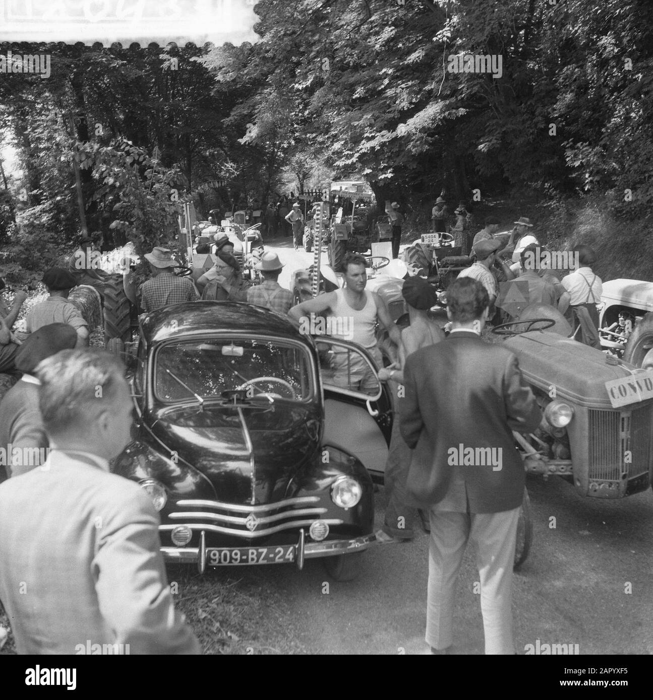 Sciopero della solidarietà in Francia. Strada barred con trattori Data: 24 giugno 1961 Ubicazione: Francia Parole Chiave: Trattori Foto Stock