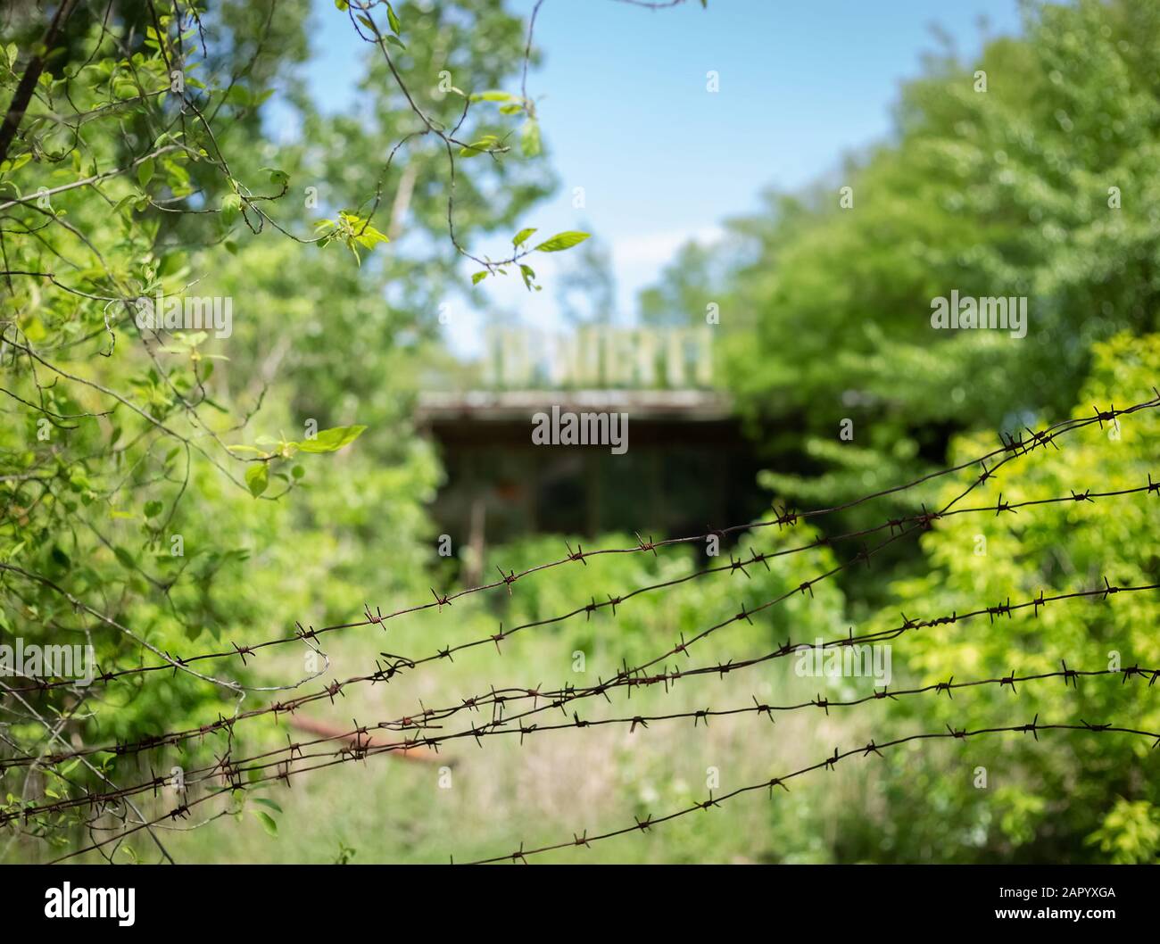 Pripyat, Ucraina, 20 Maggio 2019. Filo arrugginito sullo sfondo di un caffè abbandonato nella città di Pripyat Foto Stock