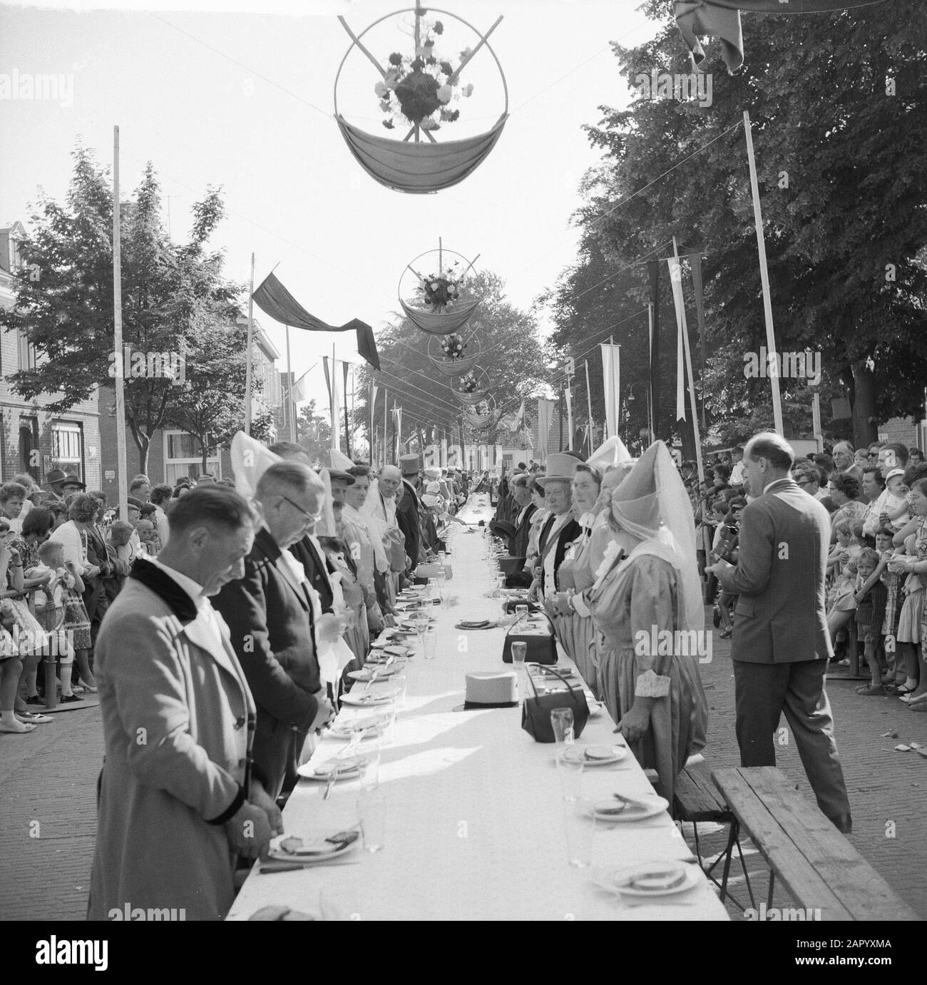 Festa a Huissen. Meal Overview Date: June 24, 1961 Location: Gelderland, Huissen Keywords: Feste, Pasti, Panoramiche Foto Stock