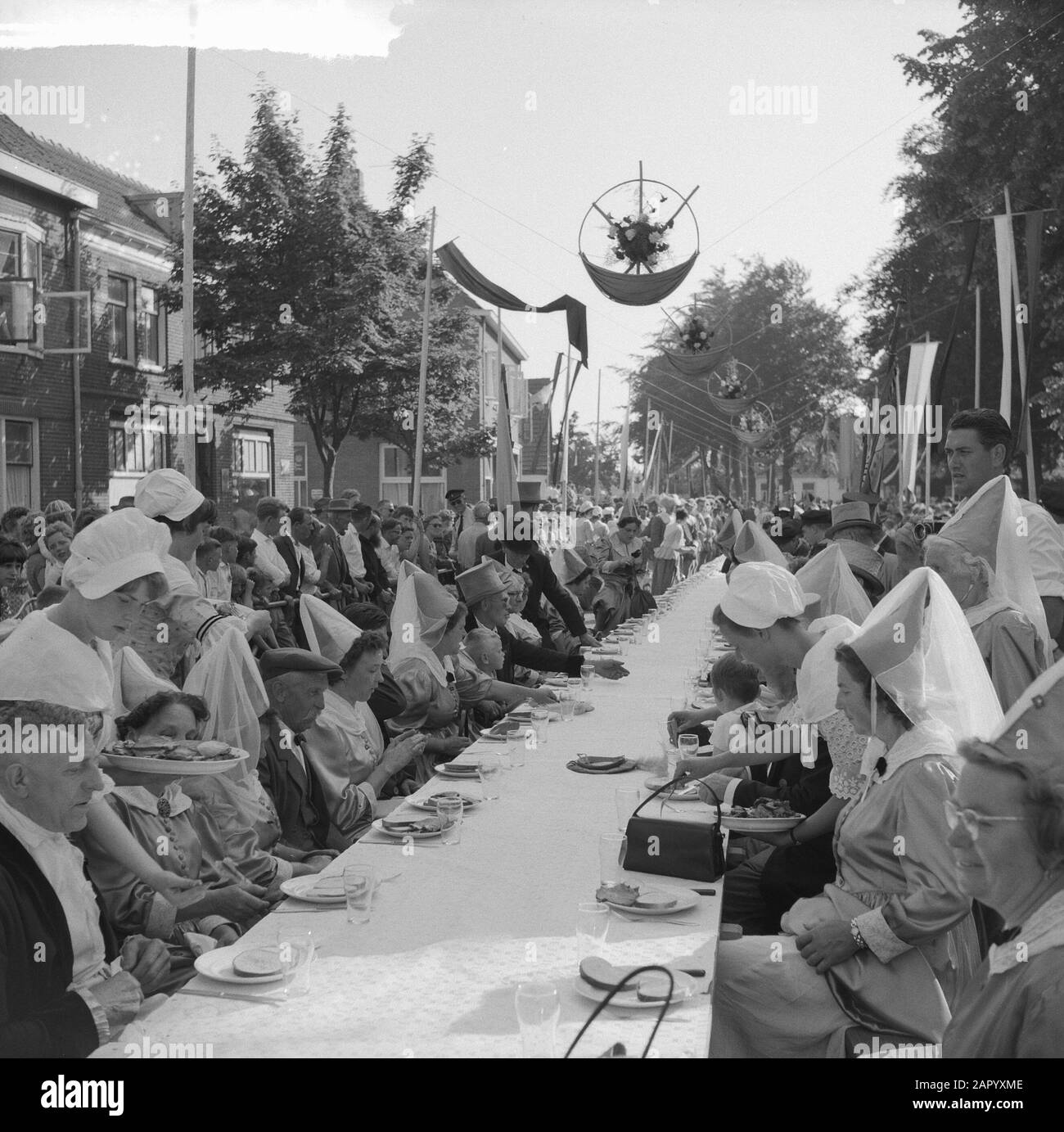 Festa a Huissen. Meal Overview Date: June 24, 1961 Location: Gelderland, Huissen Keywords: Feste, Pasti, Panoramiche Foto Stock