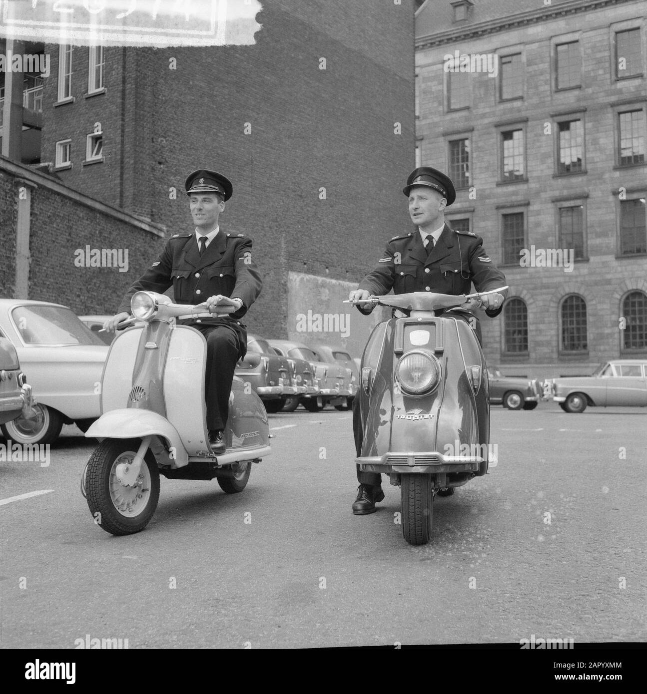 Polizia Rotterdam op scooter Data: 27 Giugno 1961 Località: Rotterdam, Zuid-Holland Parole Chiave: Polizia, scooter Foto Stock