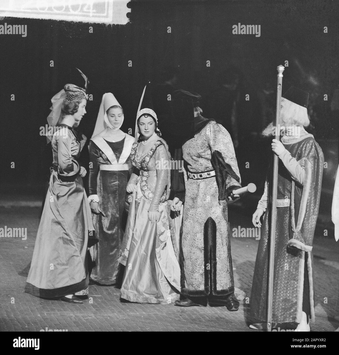 Lustrimpeest Usc [Utrechts Student Corps]. Esegui il gioco François Villon, con la principessa Irene come duchessa di Orleans Data: 30 giugno 1961 luogo: Utrecht (città) Parole Chiave: Associazioni studentesche, teatro Nome personale: Irene (principessa Paesi Bassi) Foto Stock