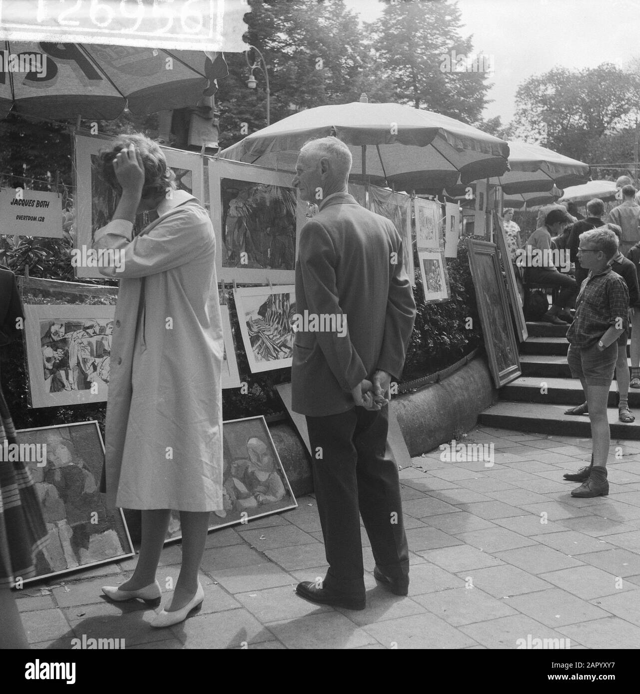 Kunstmarkt A Rembrandtplein Data: 4 Luglio 1961 Luogo: Amsterdam, Noord-Holland Parole Chiave: Kunstmarkt Foto Stock