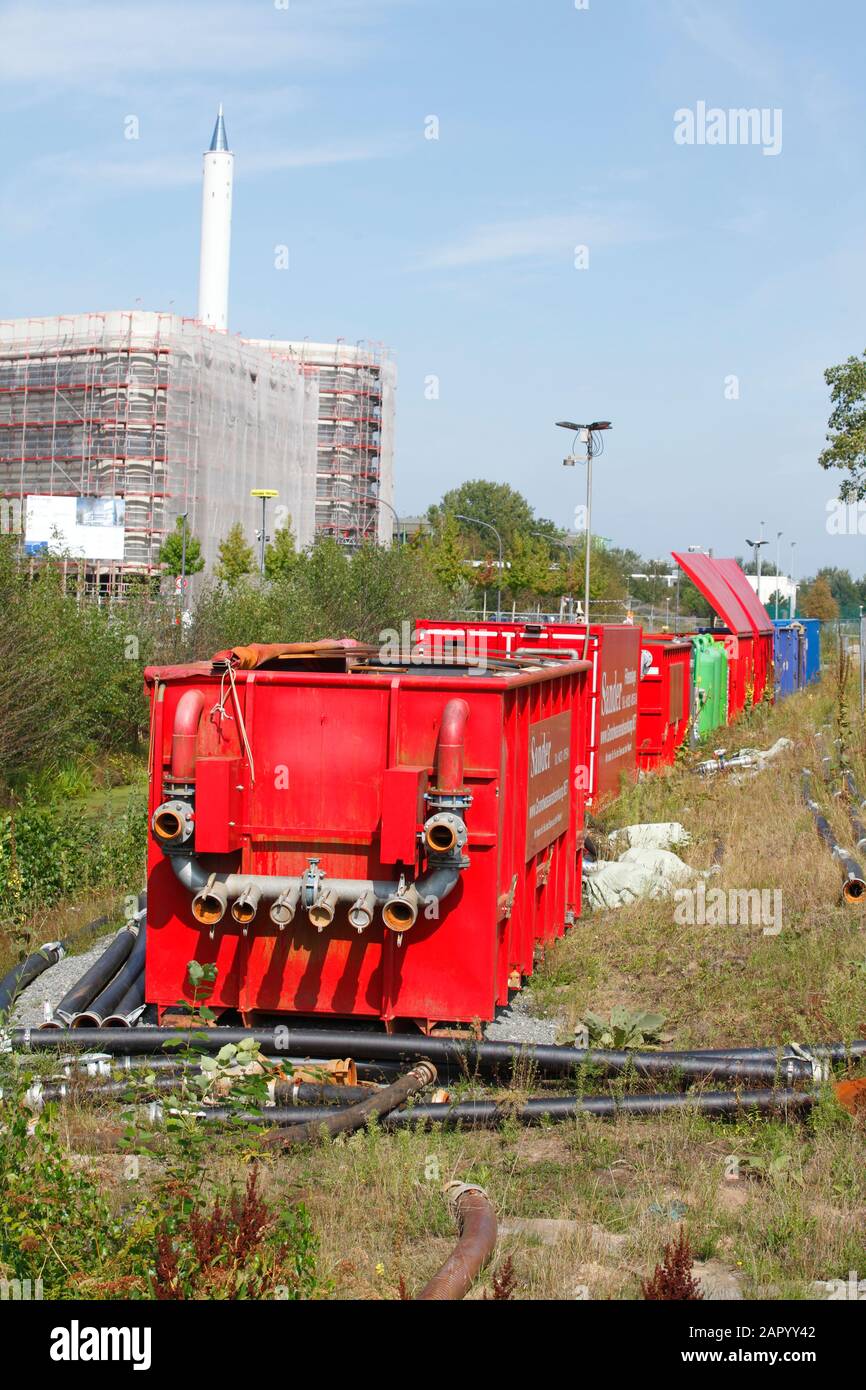 Metallrohre an einem Container für Grundwasserabsenkung, Deutschland, Europa Foto Stock