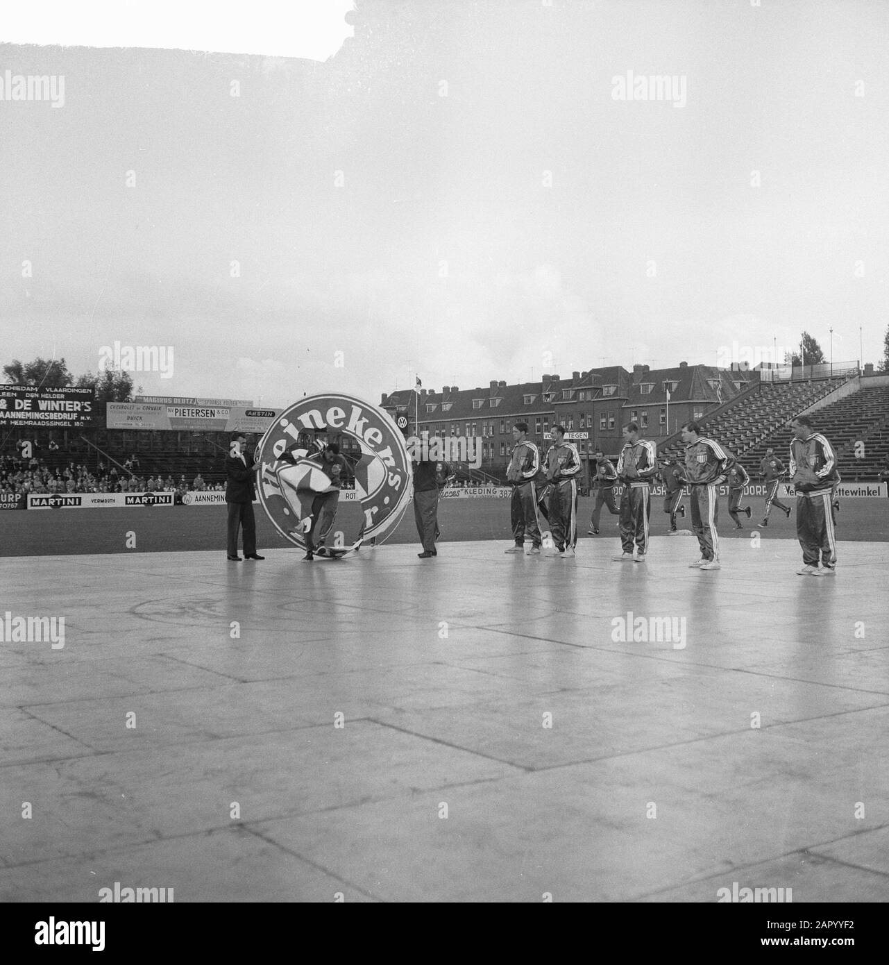 Harlem Globetrotters Nello Stadio Di Sparta. Data: 18 luglio 1961 Parole Chiave: Bastflowing, nome Della Persona sportiva: Harlem Globetrotters Nome dell'istituzione: Spangen Foto Stock